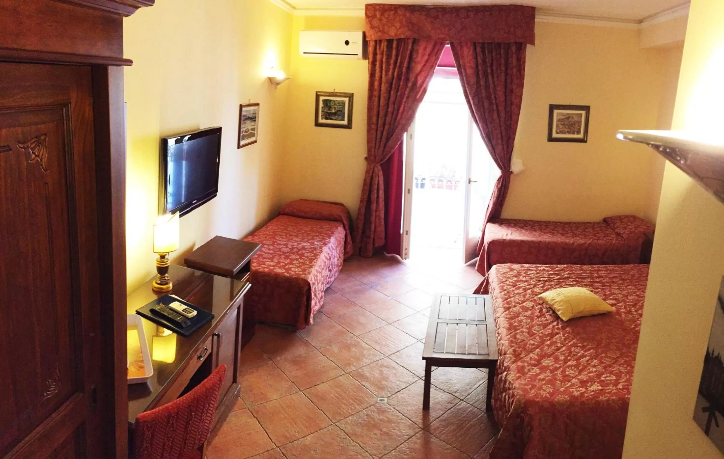 Photo of the whole room, Bed in Hotel Mediterraneo