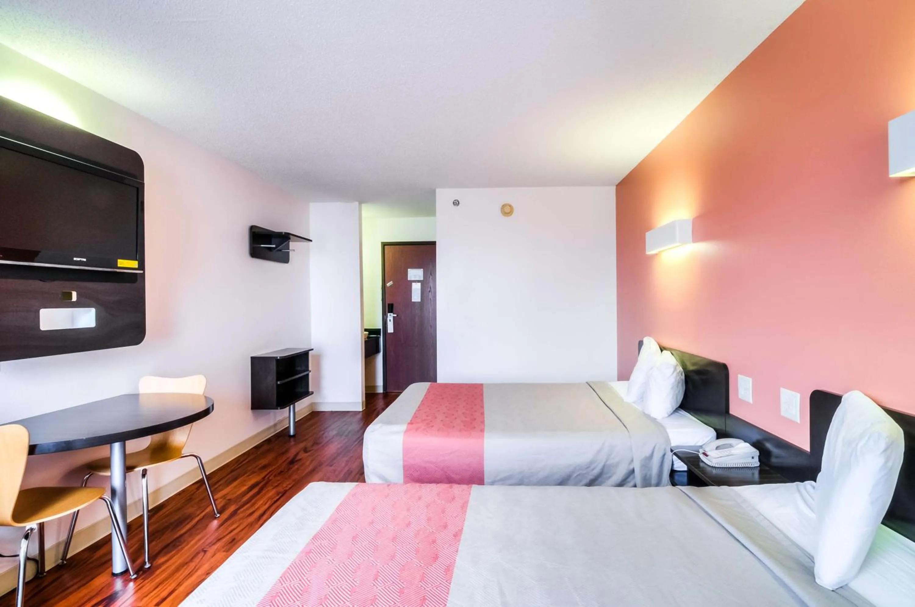 TV and multimedia, Bed in Motel 6-Lansing, IL - Chicago South