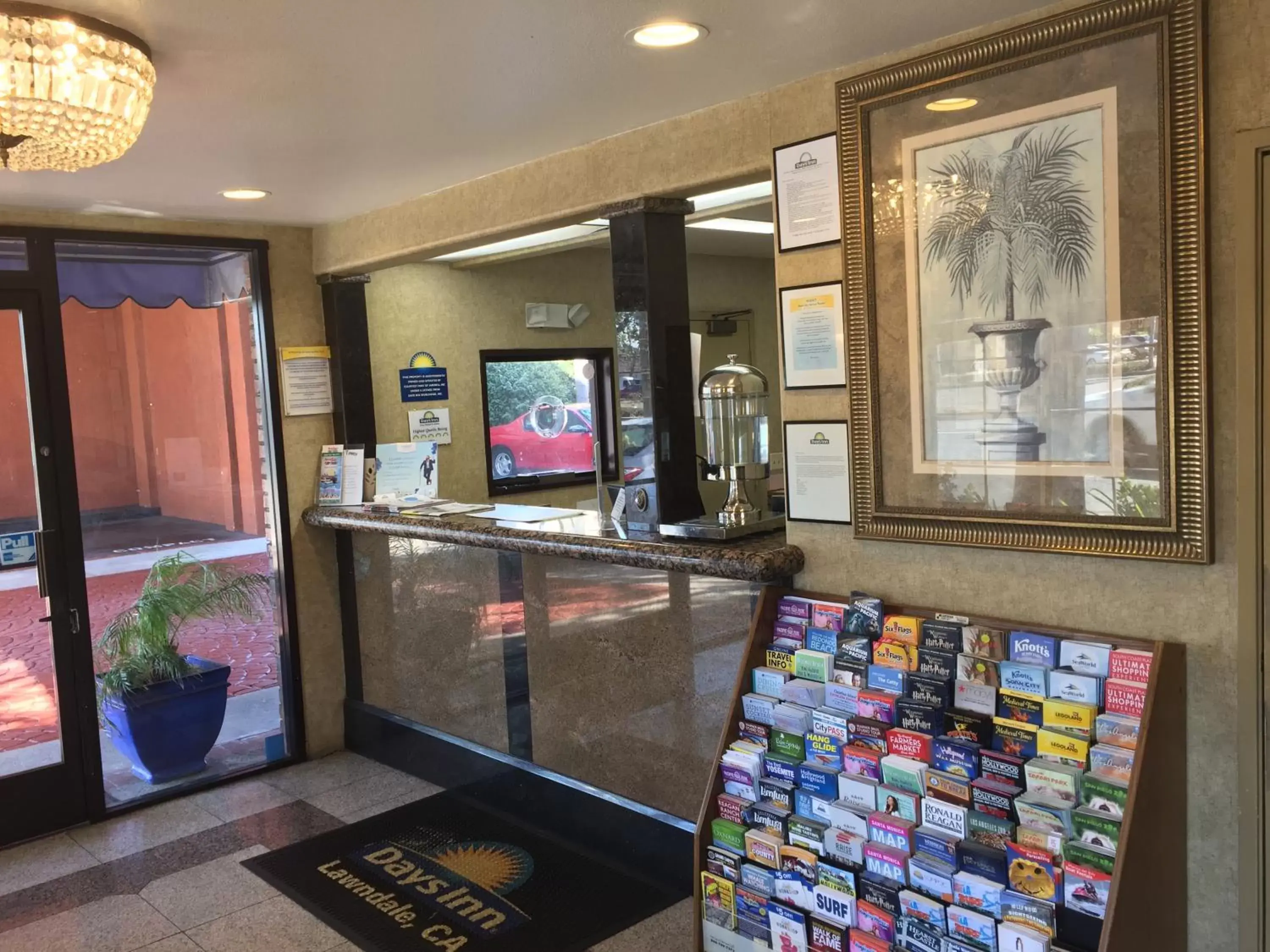 Deluxe King Room -Smoking in Days Inn by Wyndham Los Angeles LAX/ Redondo&ManhattanBeach Deluxe King Room -Smoking in Days Inn by Wyndham Los Angeles LAX/ Redondo&ManhattanBeach