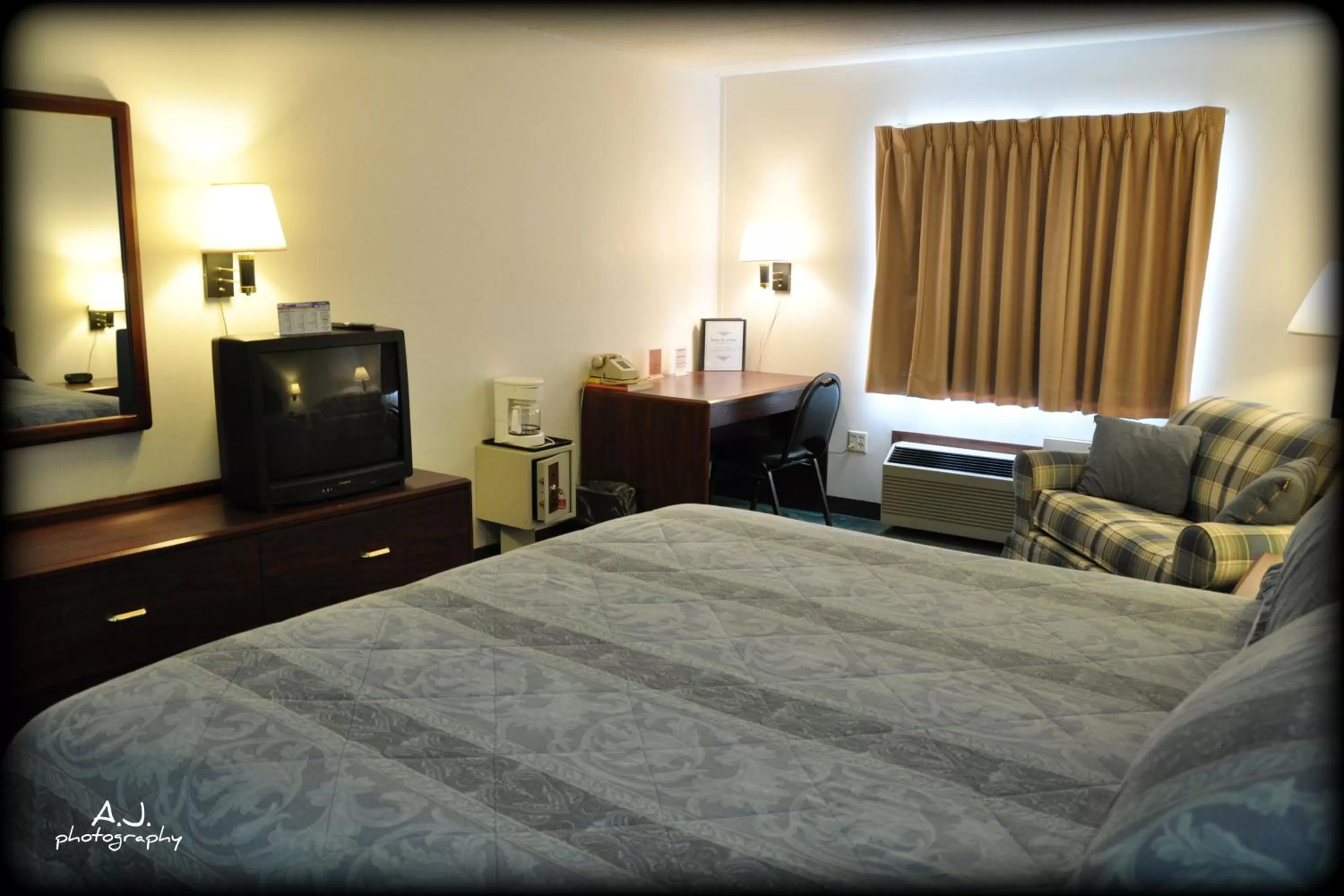 Bed in Gladstone Inn and Suites