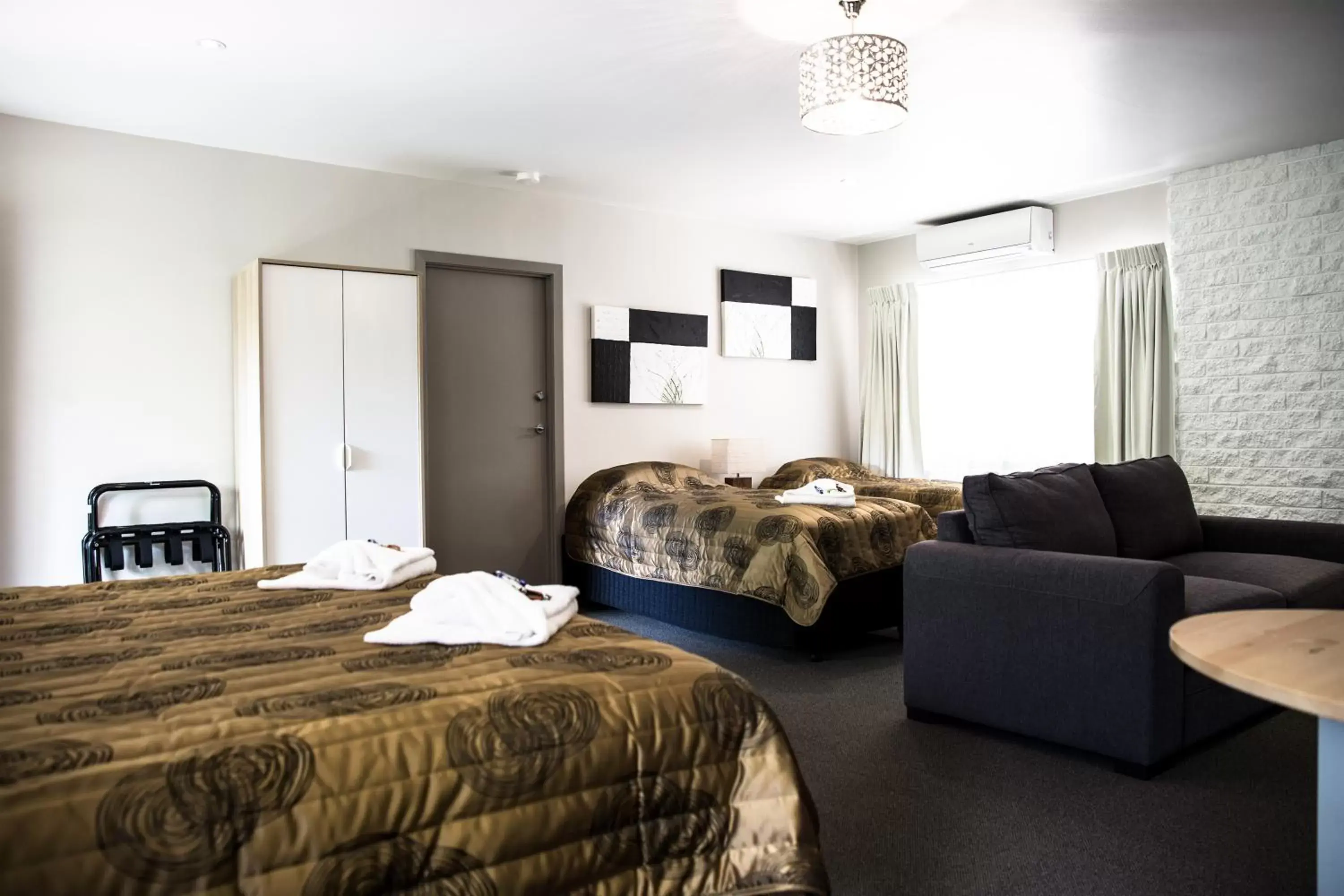 Large Family Suite in Tall Trees Motel Mountain Retreat Large Family Suite in Tall Trees Motel Mountain Retreat