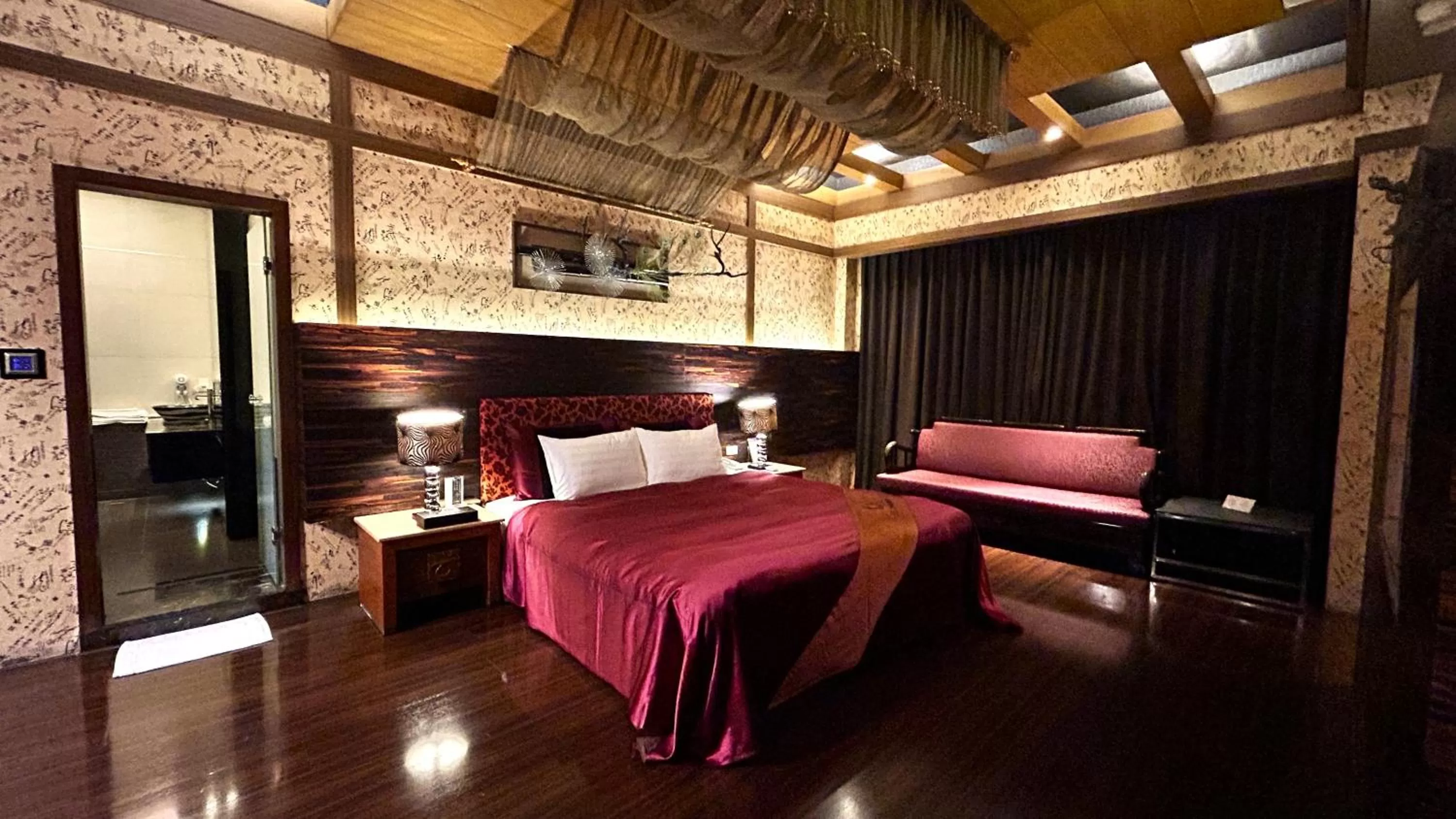 Photo of the whole room, Bed in Shining Motel