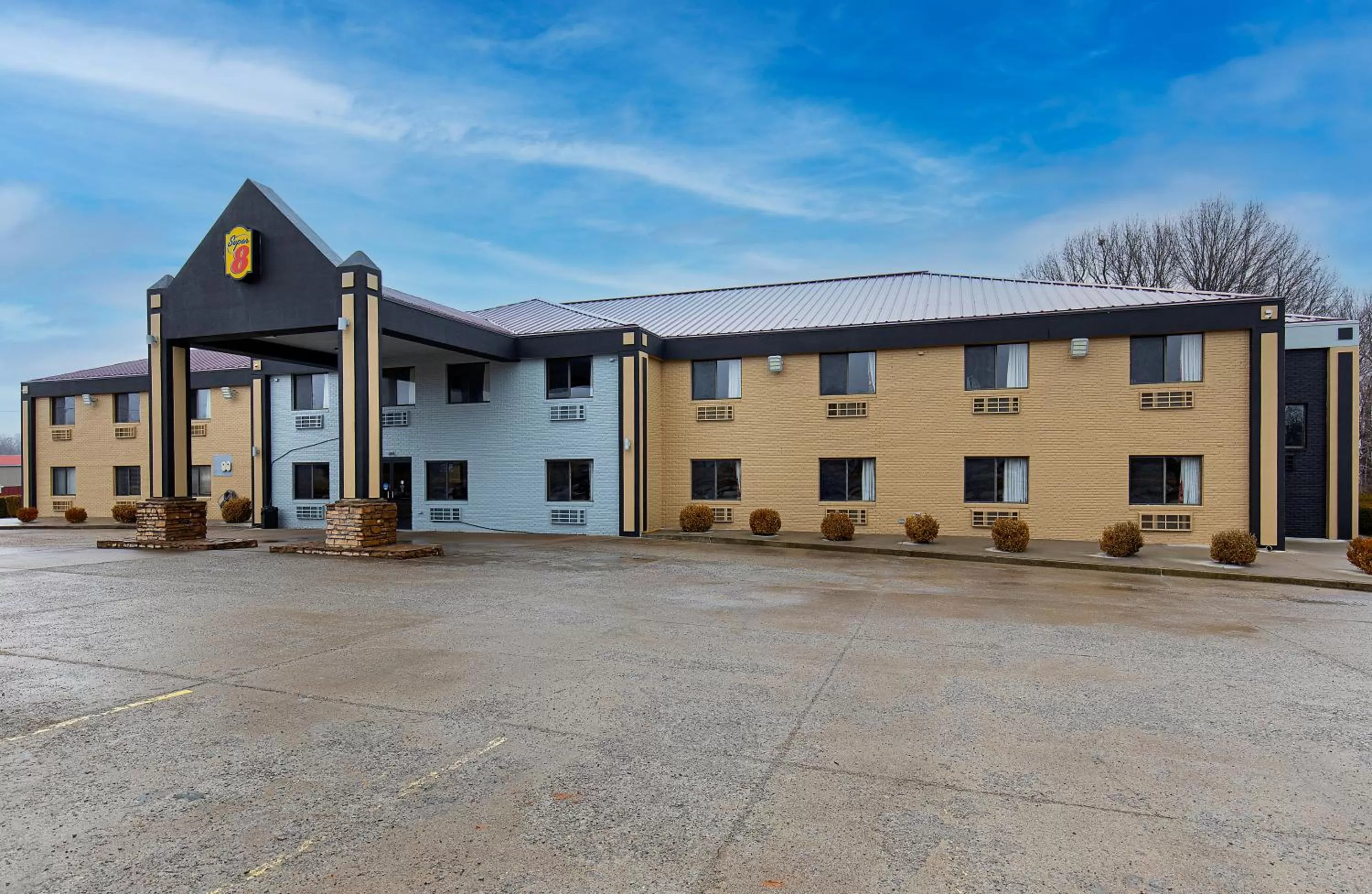 Property building in Super 8 by Wyndham Eddyville/Kuttawa