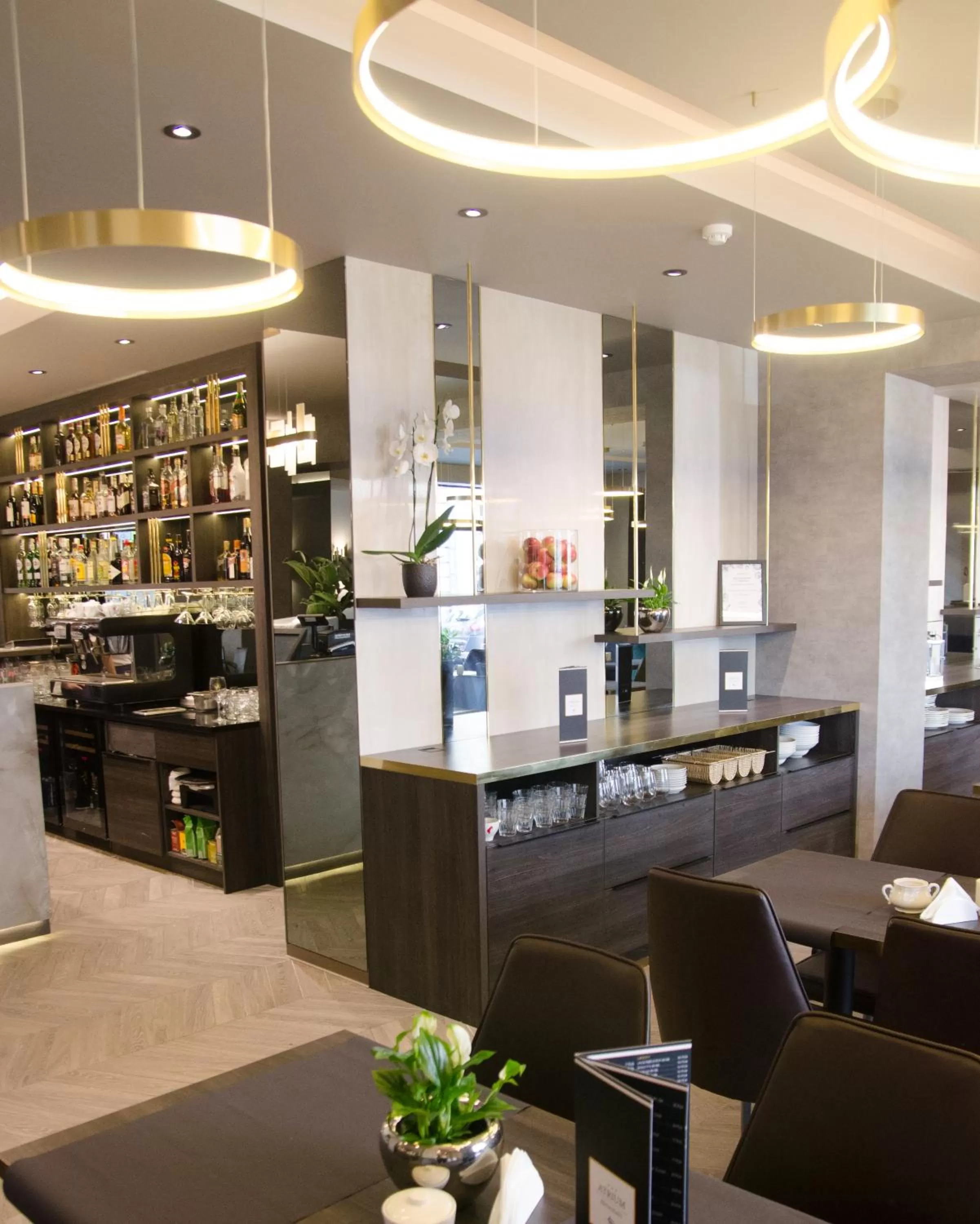 Restaurant/places to eat in Hotel Atrium