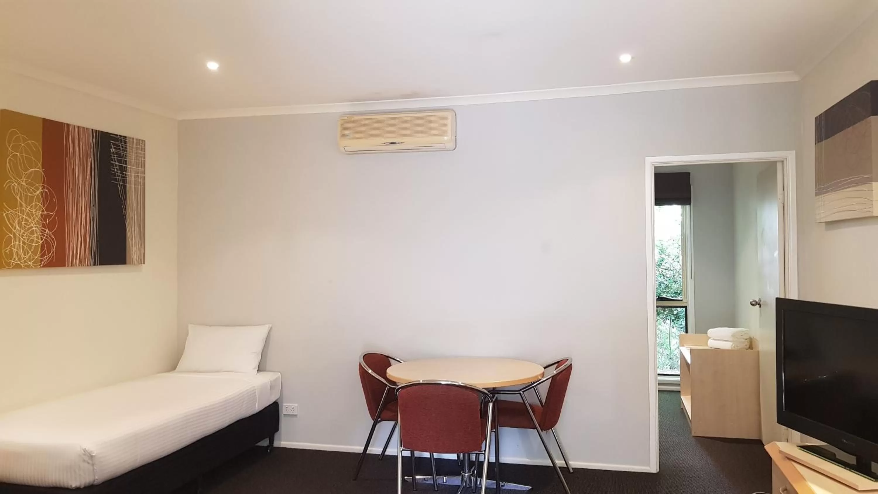 Photo of the whole room, Bed in Red Bridge Motor Inn