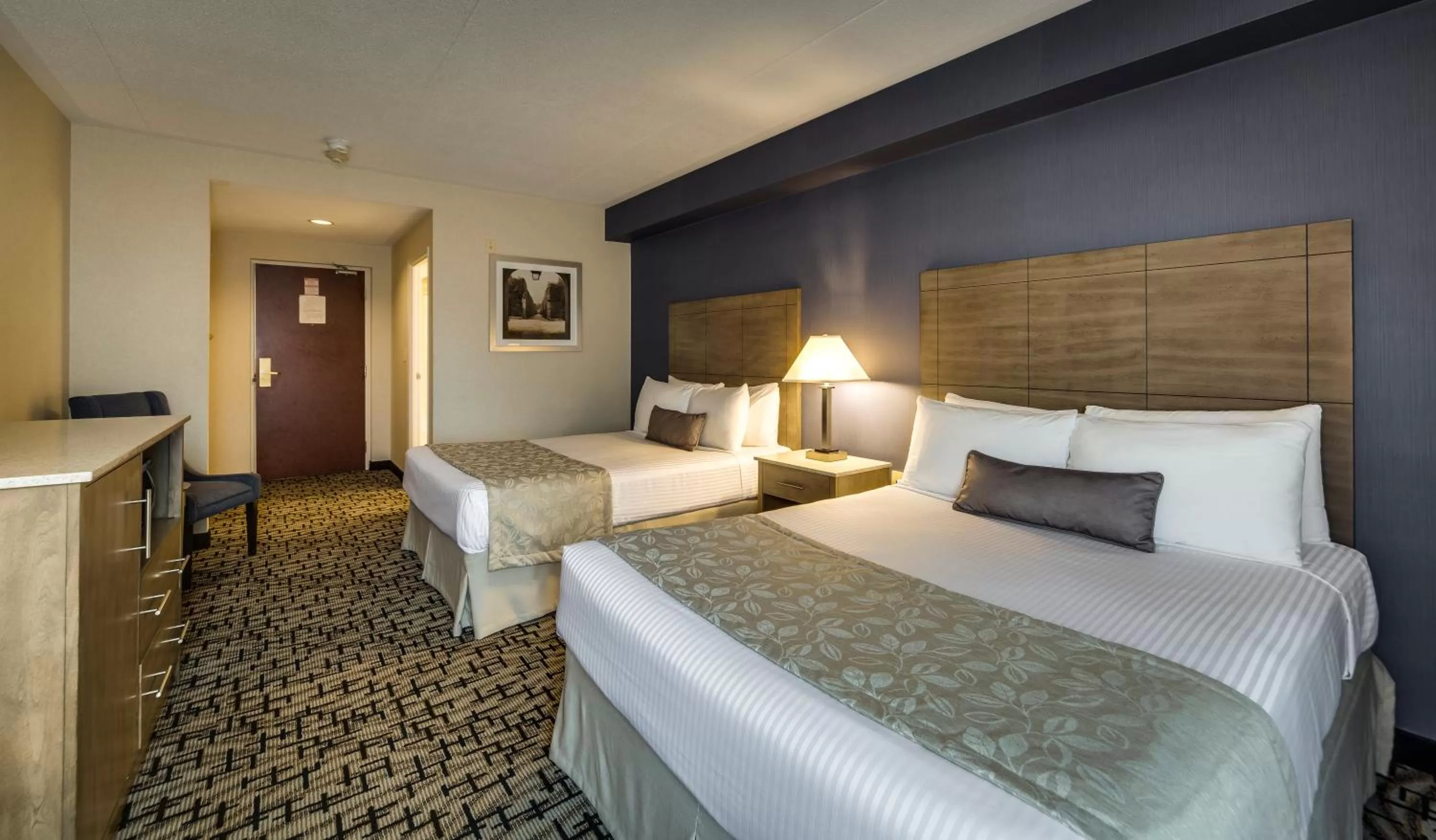 Photo of the whole room, Bed in Monte Carlo Inn Oakville Suites