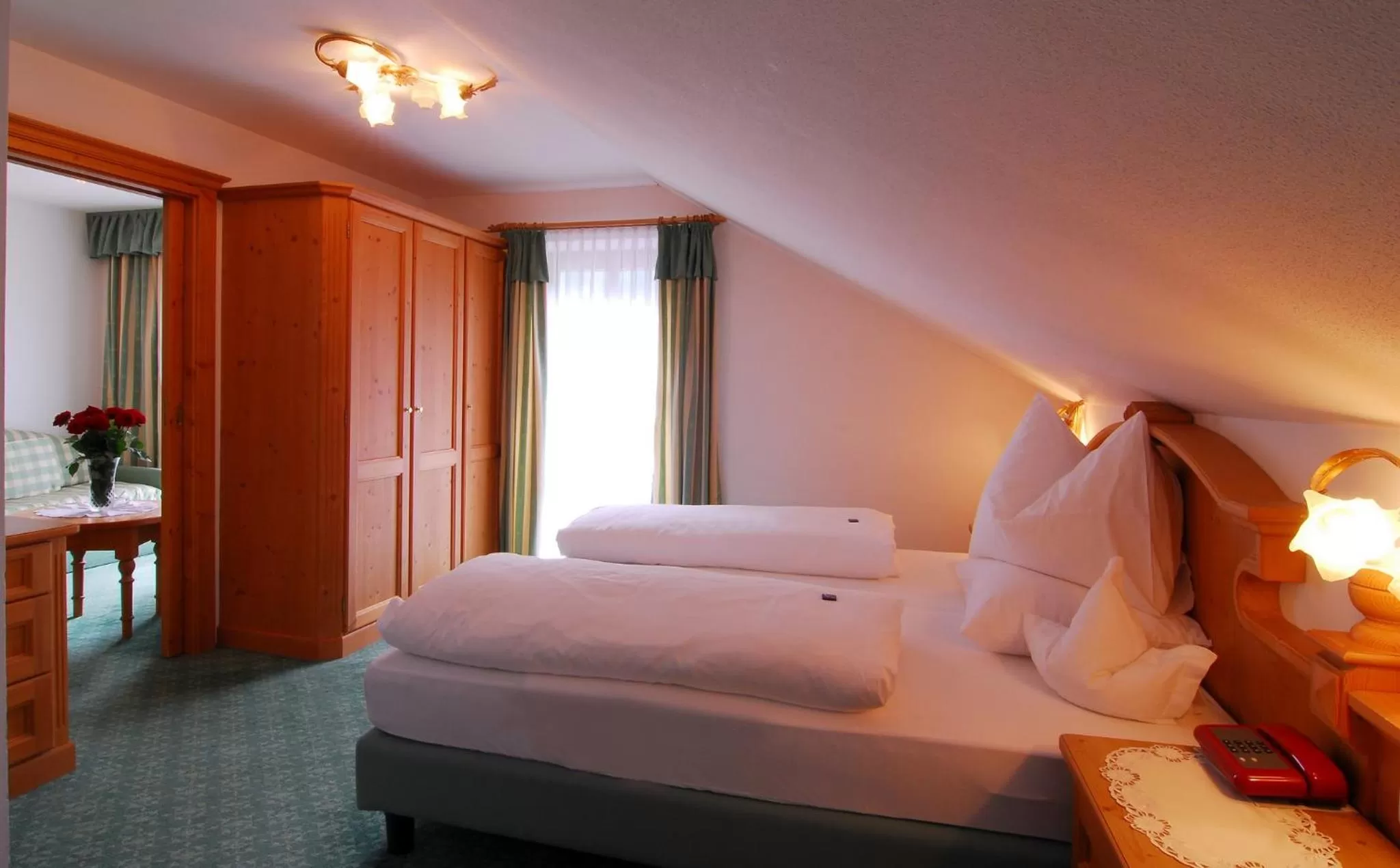 Photo of the whole room, Bed in Santeshotel