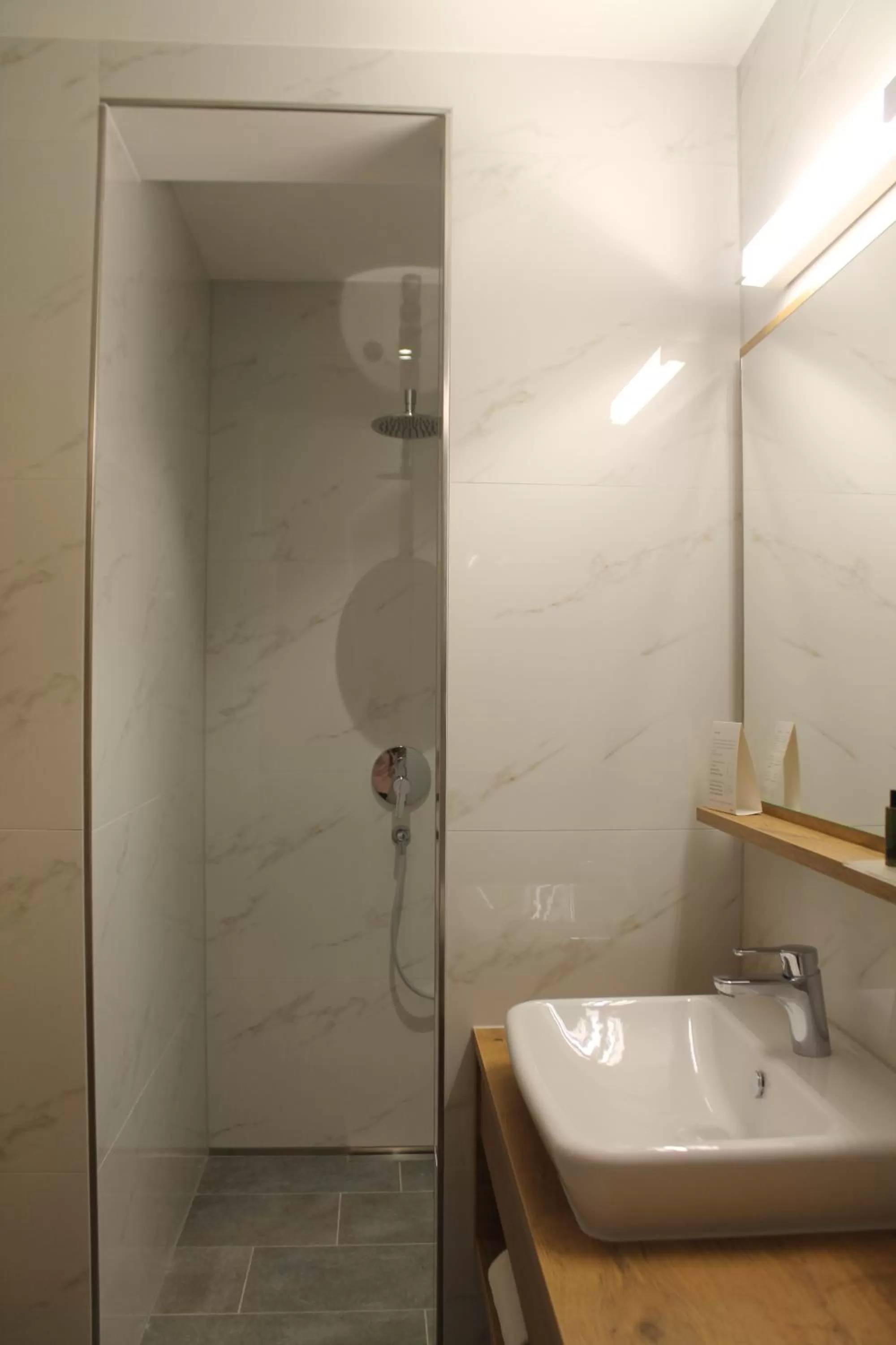 Shower in Gasthaus Steidl