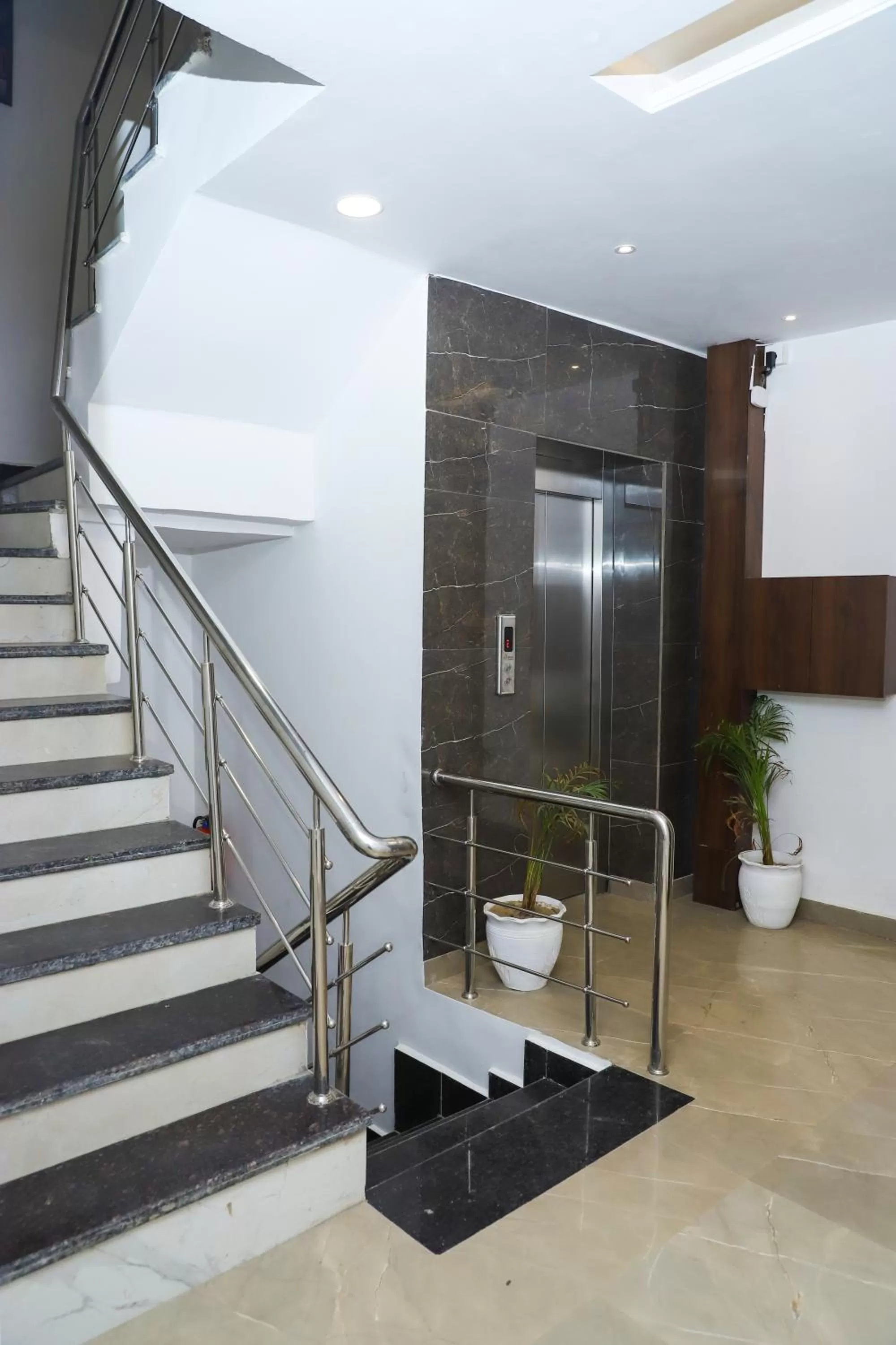 elevator in Hotel Dream Town By Cozy Hotels & Resorts