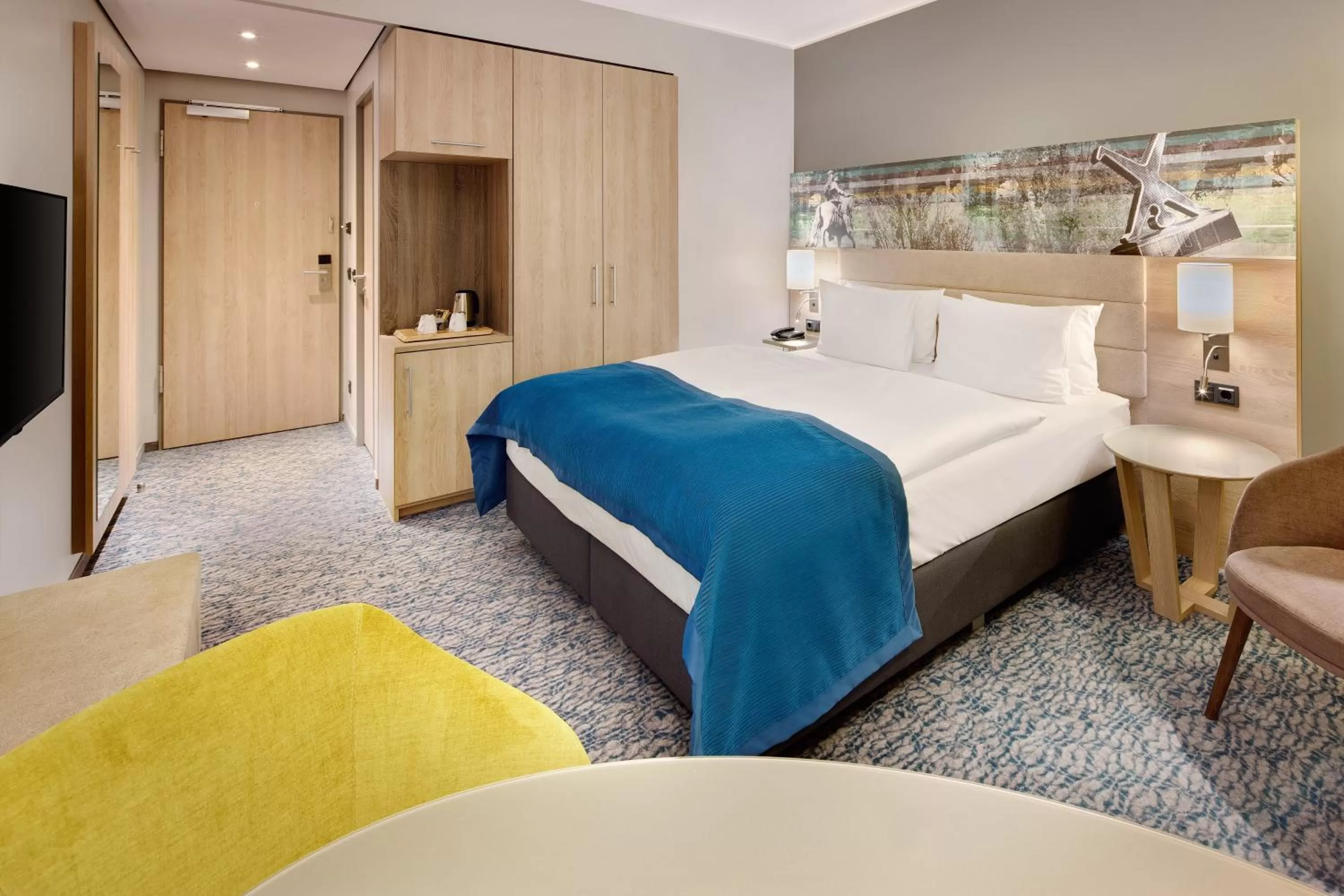 Photo of the whole room, Bed in Holiday Inn Düsseldorf City – Toulouser Allee by IHG