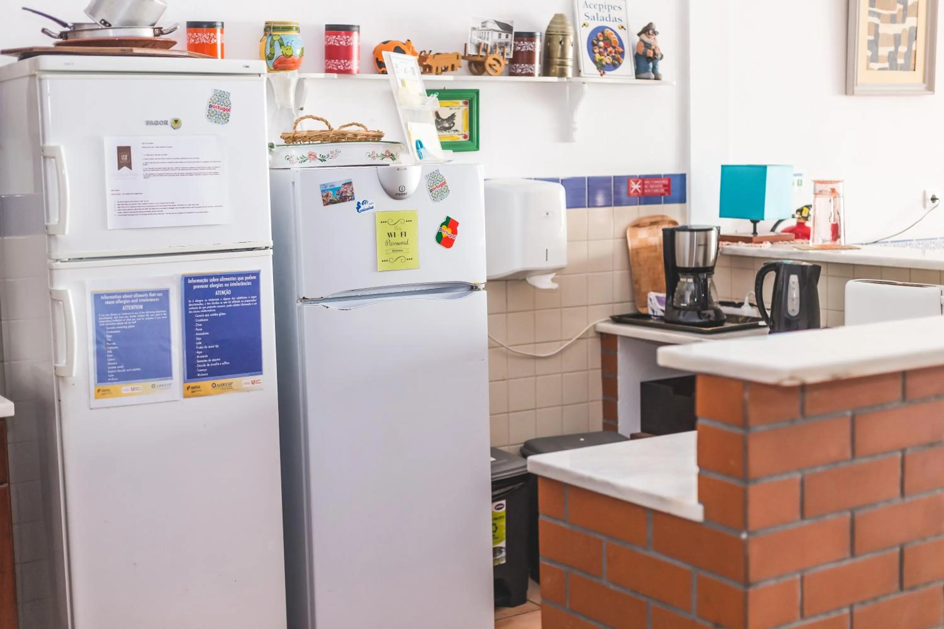 Communal kitchen in Ericeira Chill Hill Hostel & Private Rooms - Peach Garden