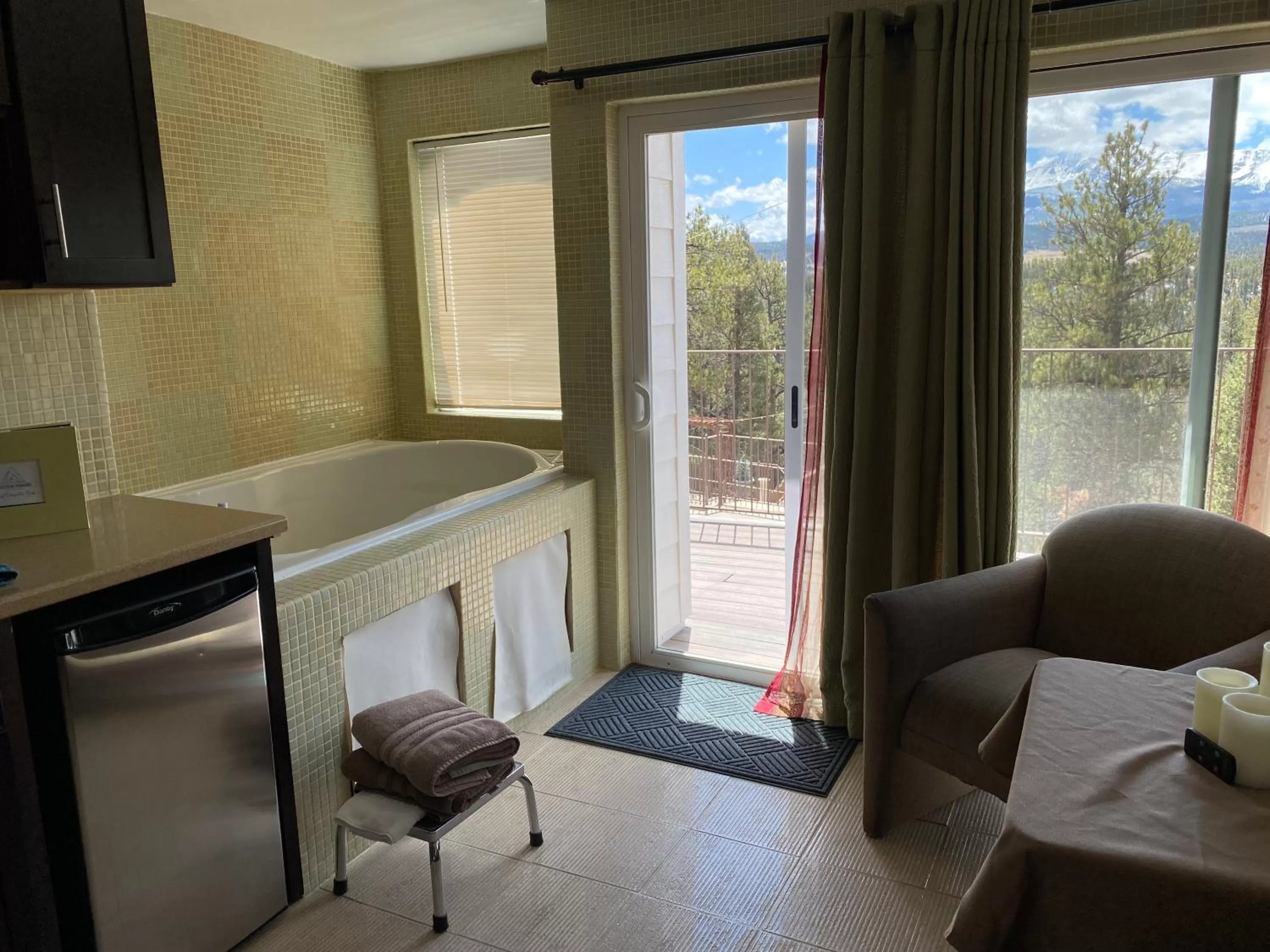 Hot Tub in Pikes Peak Paradise Bed and Breakfast