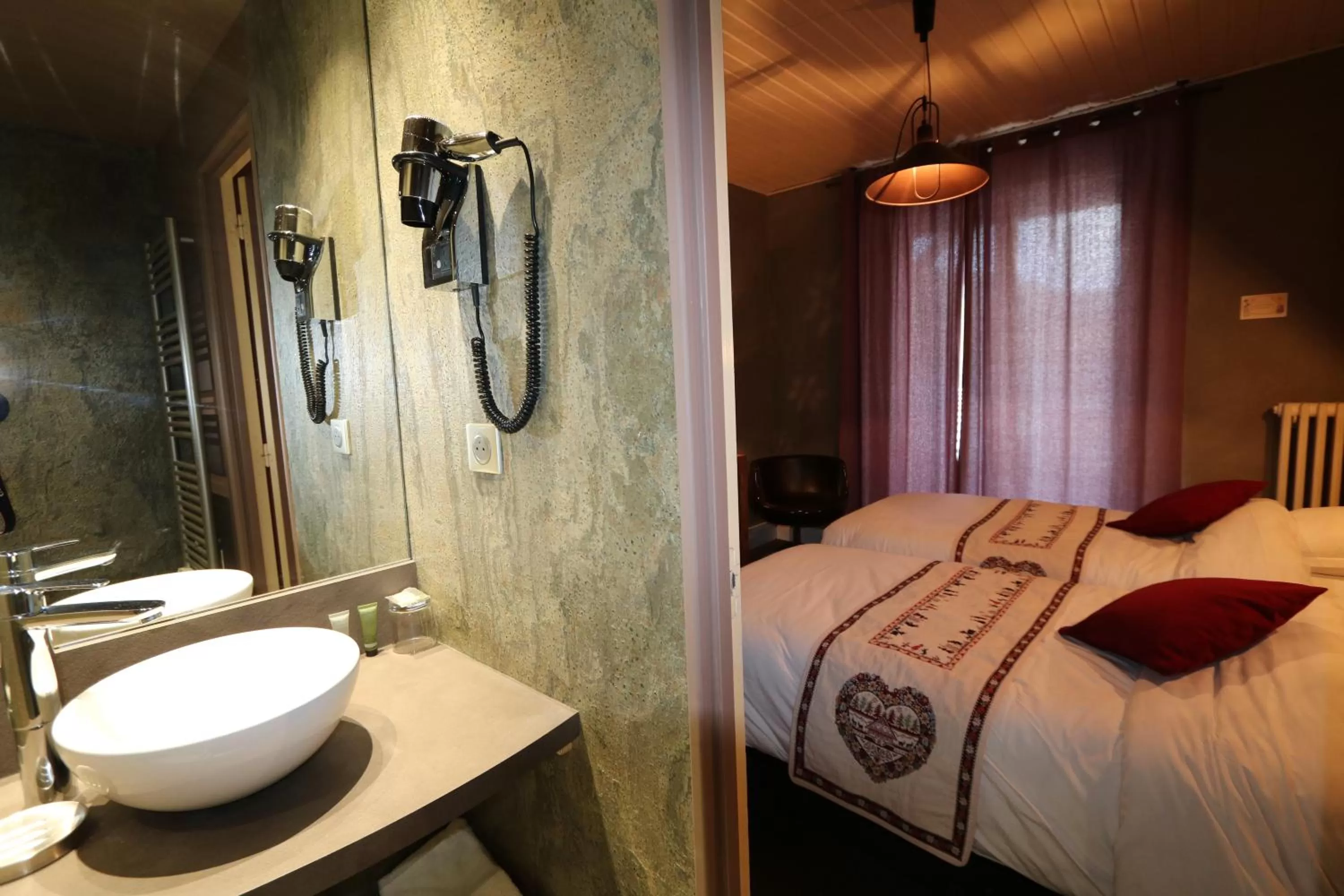 Bathroom, Bed in Les Loges Du Parc