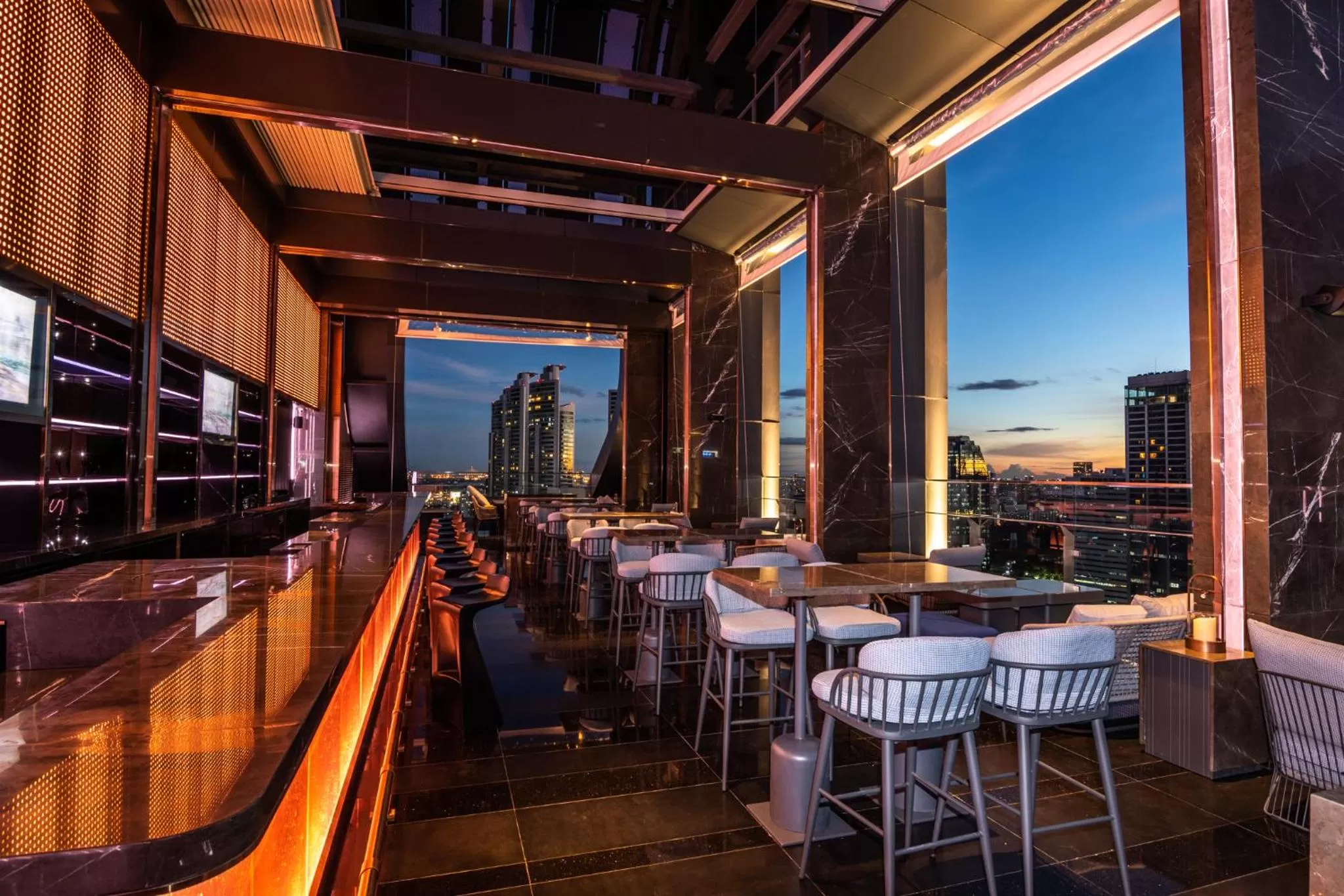 Lounge or bar in Carlton Hotel Bangkok Sukhumvit