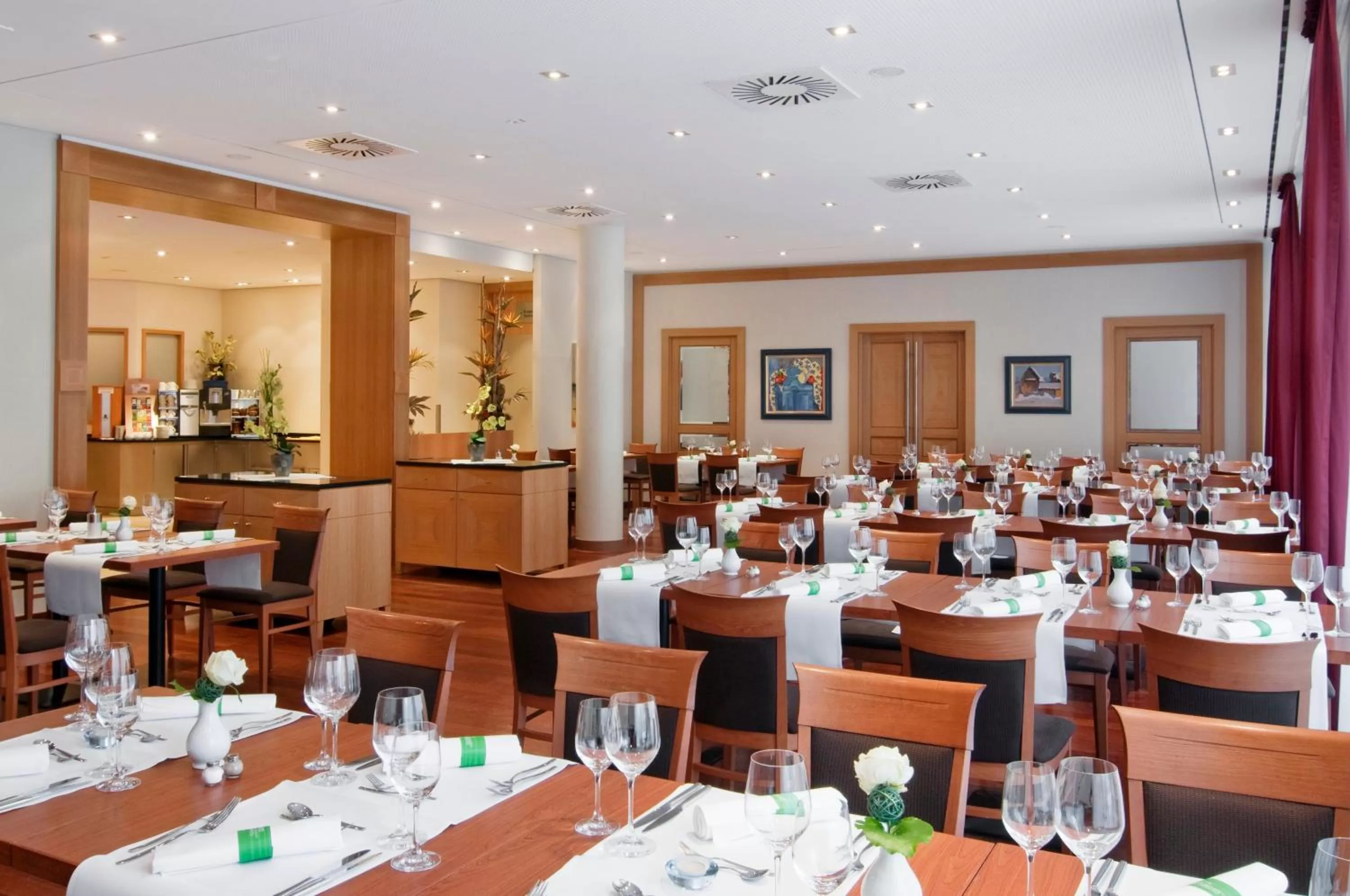 Restaurant/places to eat in Holiday Inn Nürnberg City Centre by IHG