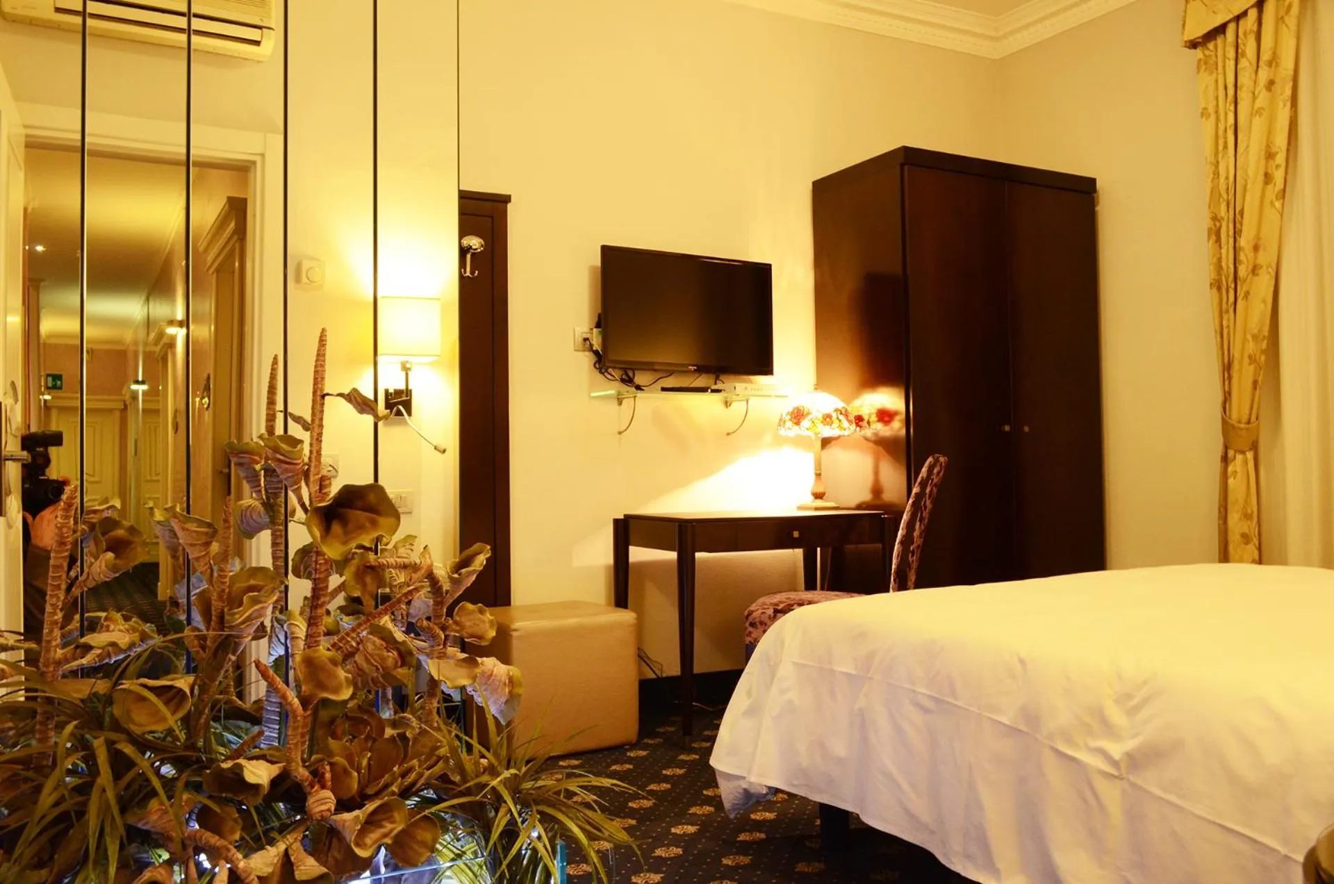 Decorative detail in Sangallo Hotel