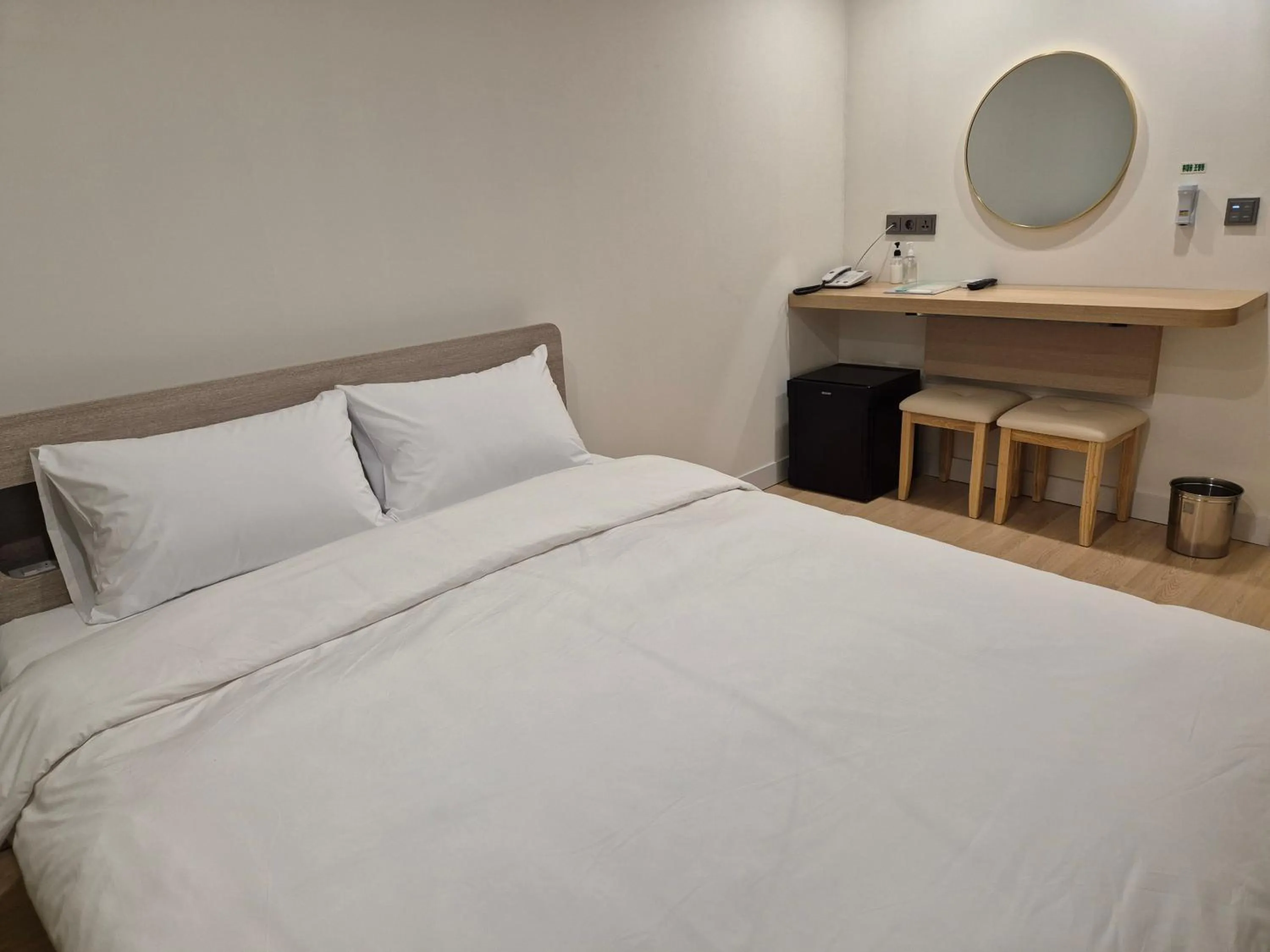 Property building, Bed in Gwang Jang Hotel