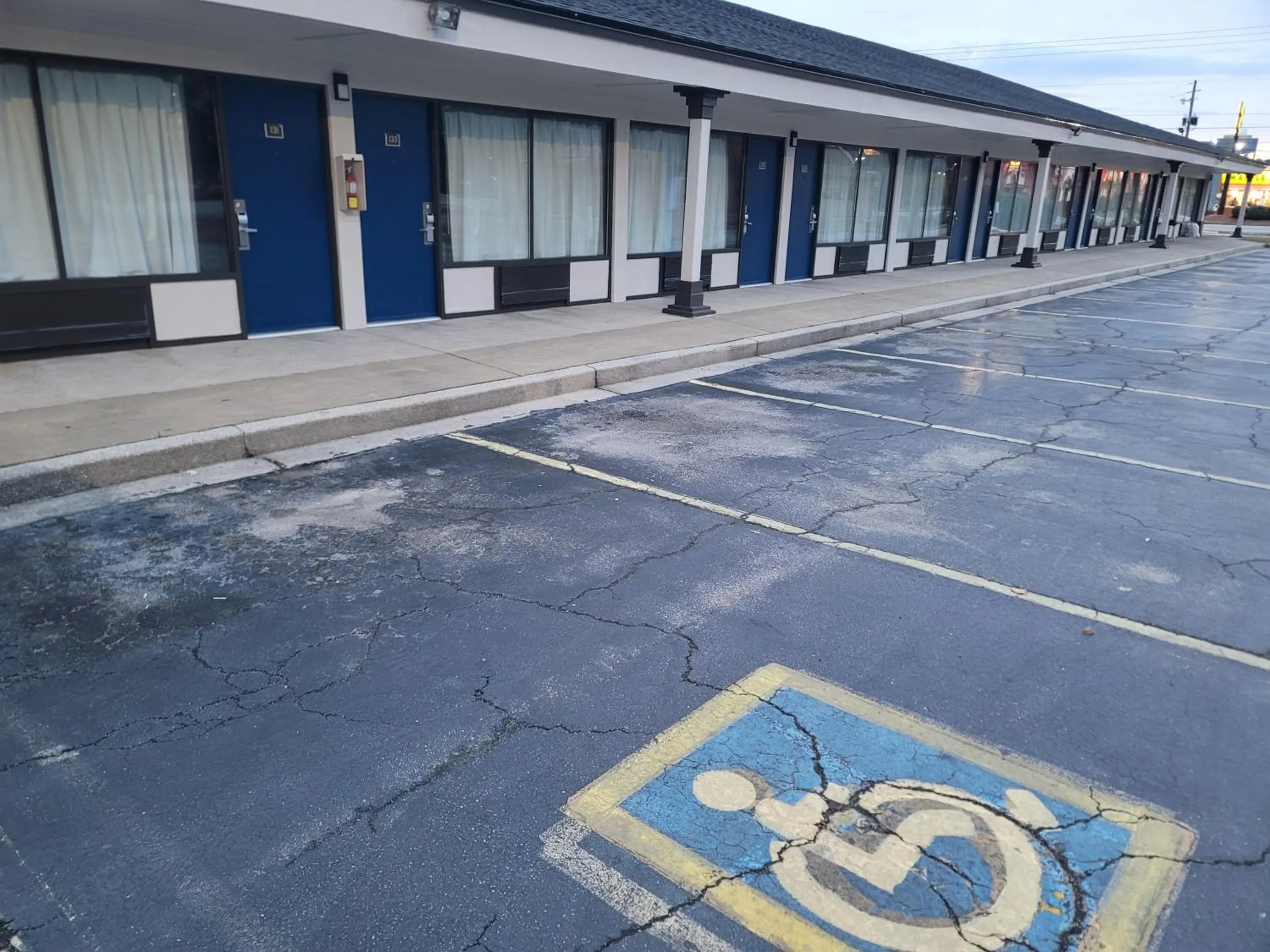 Property building in Studio 6 Suites Hinesville, GA