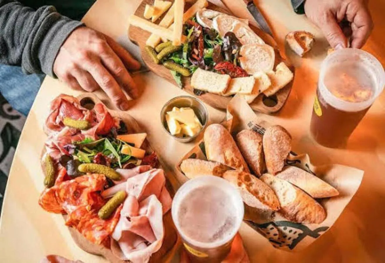 Restaurant/places to eat in Aparthotel Adagio London Sutton Point