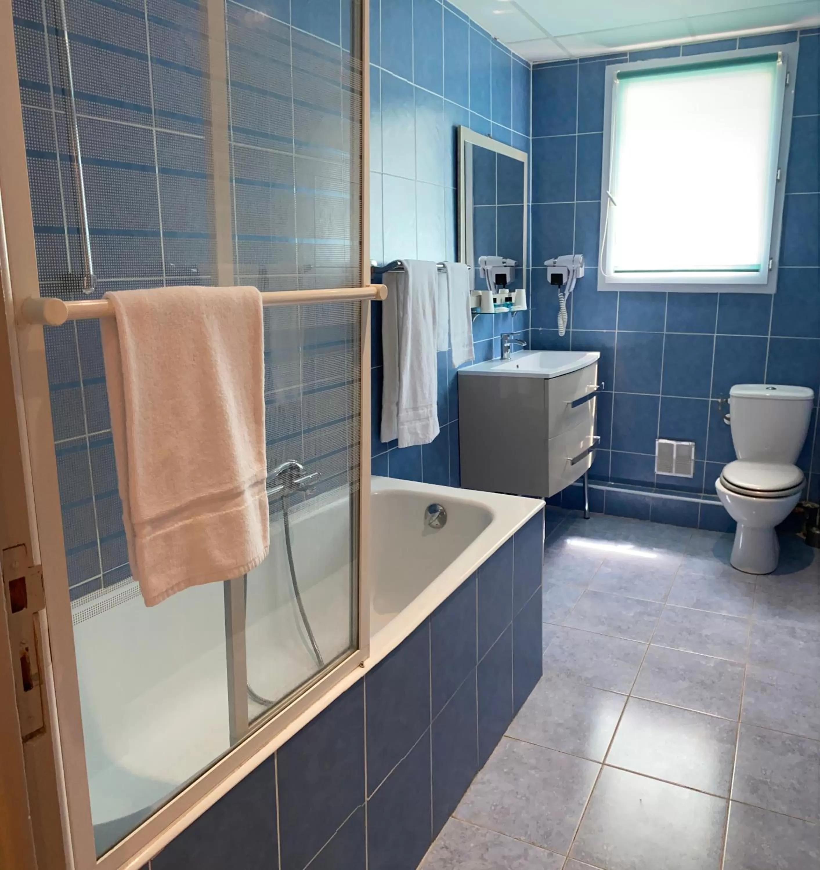 Bathroom in Hôtel Le Derby