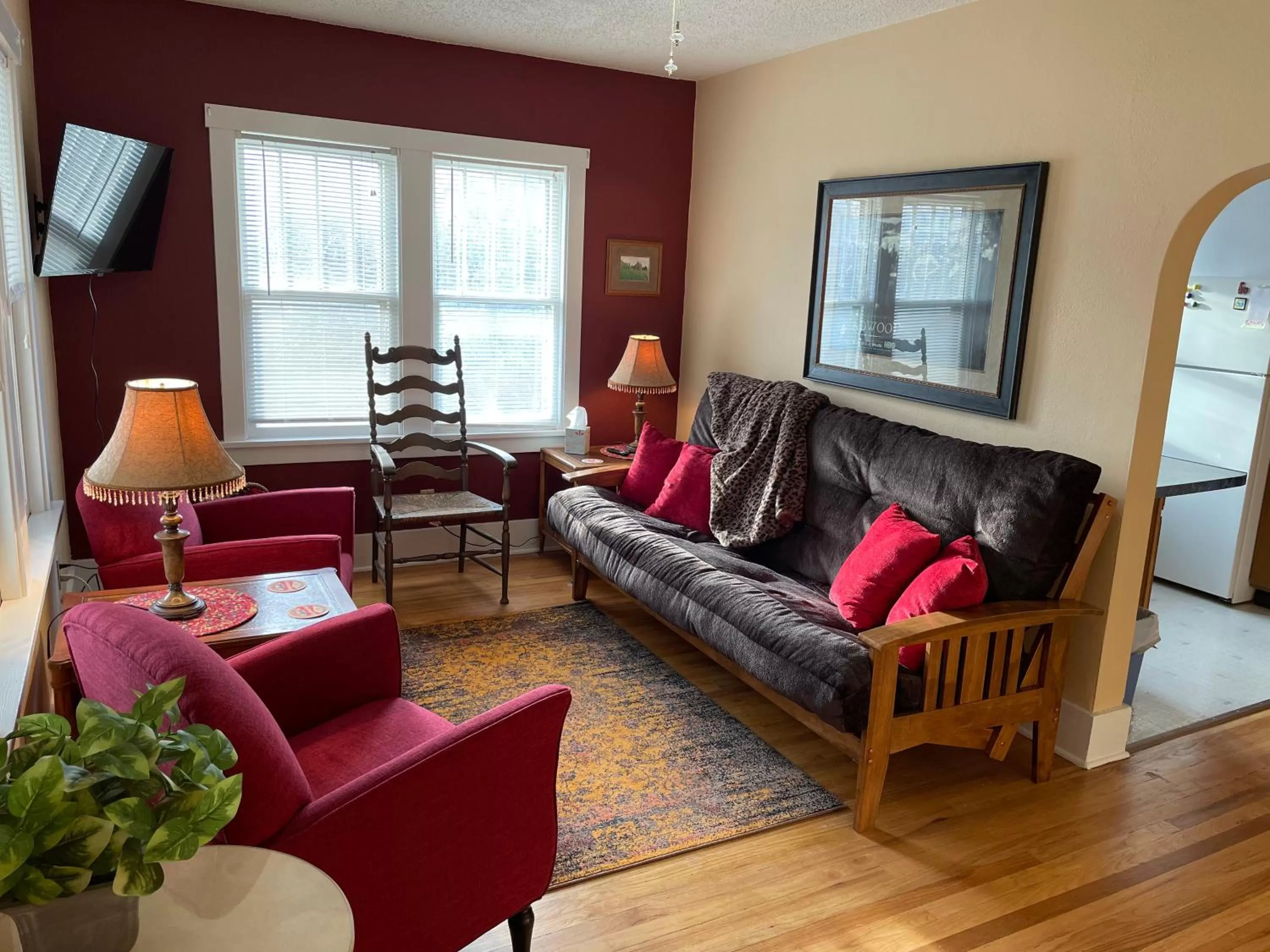 Living room, Seating Area in 1899 Inn