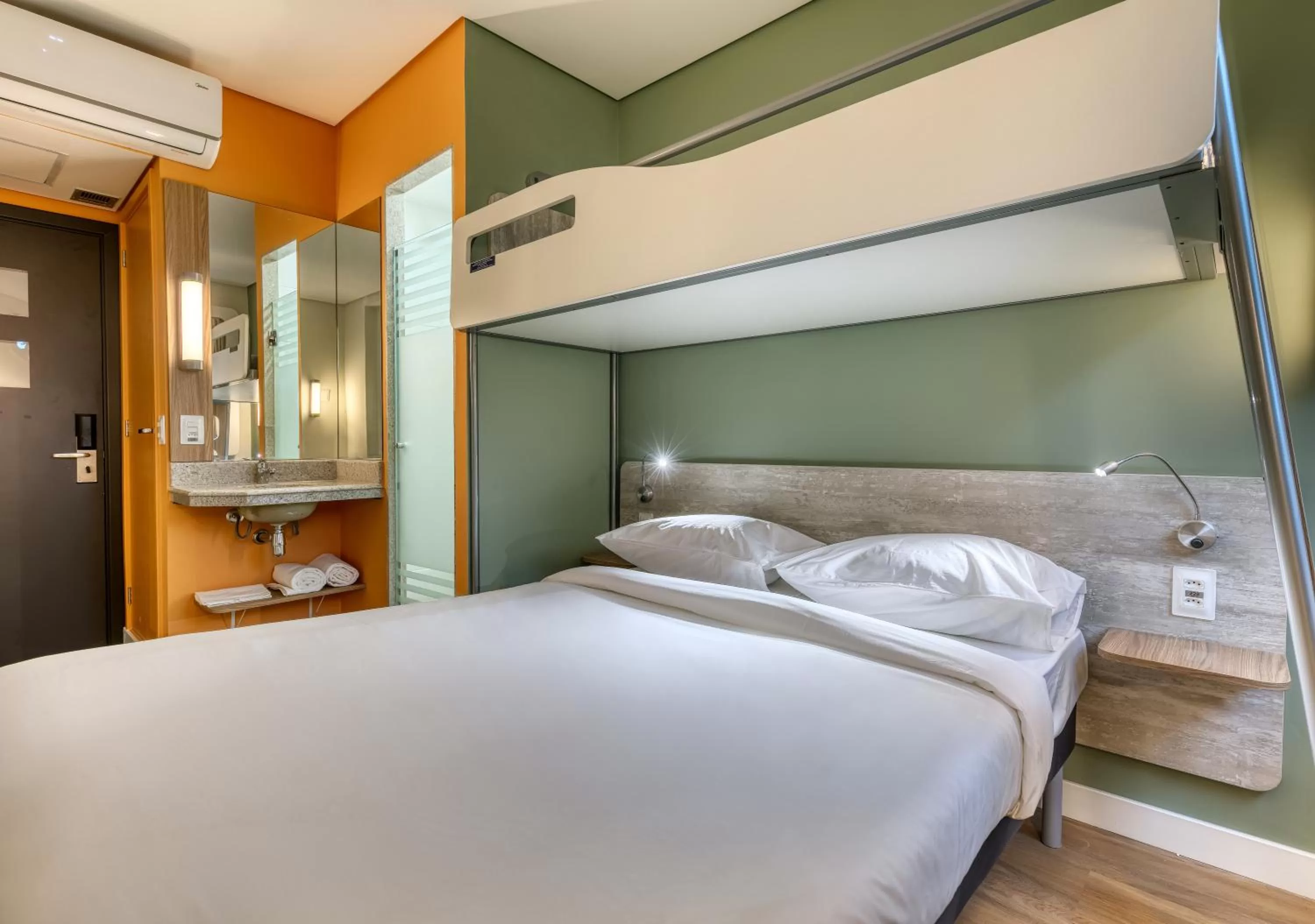 Bathroom, Bed in ibis budget BH Savassi