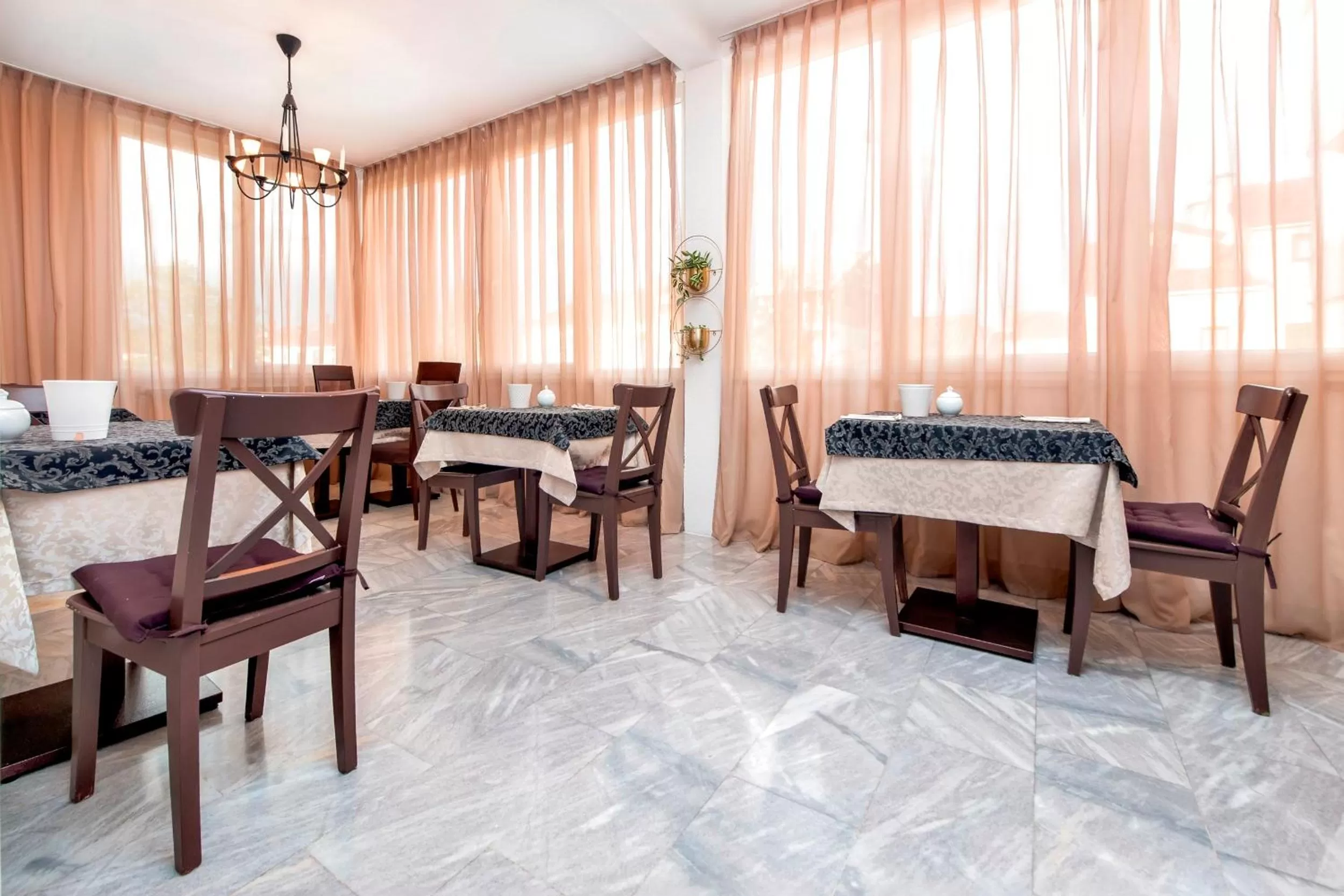 Restaurant/Places to Eat in Villa B&B Marina & Parking Free