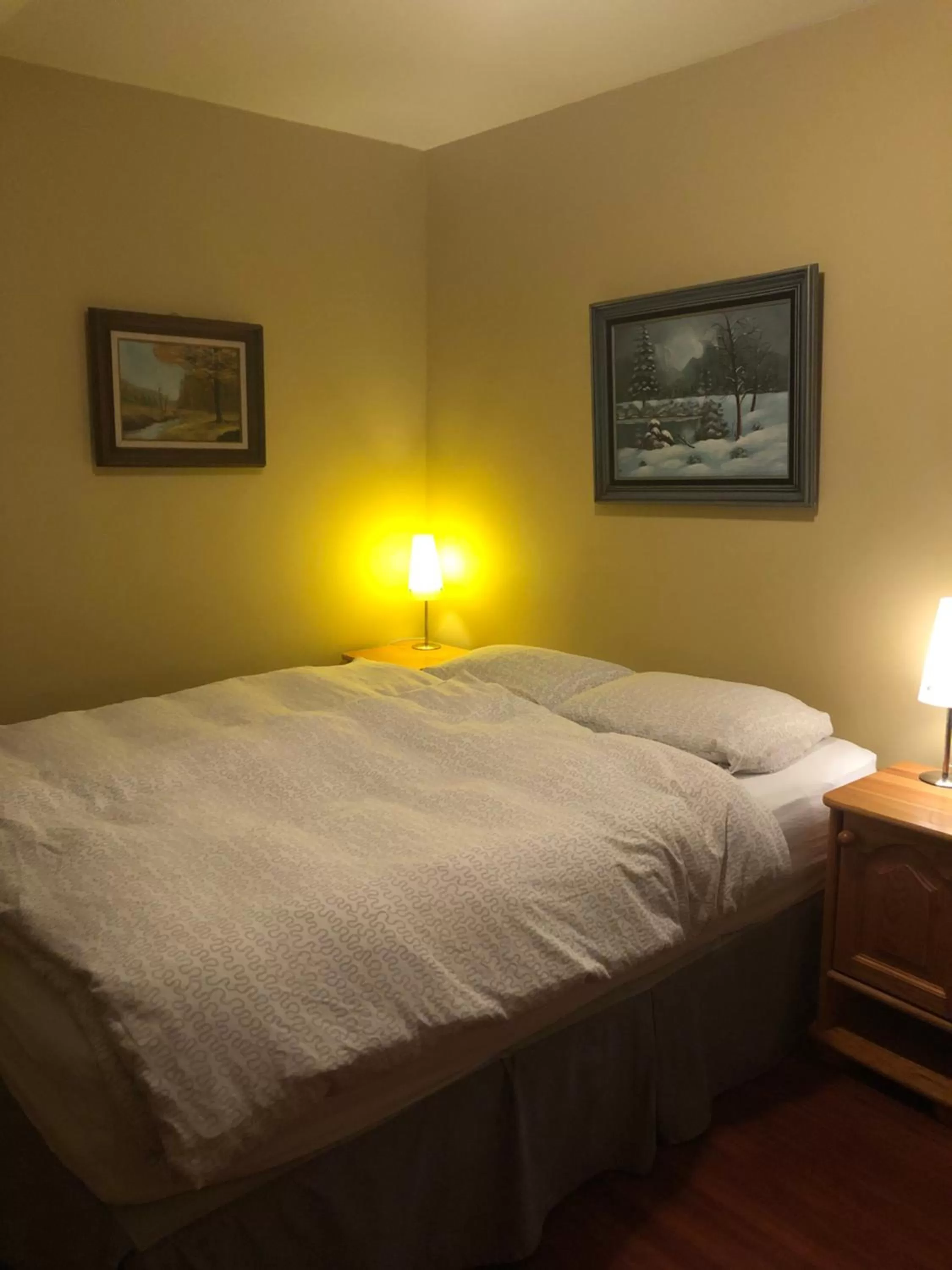 Bed in Crowsnest Vineyards Guesthouse