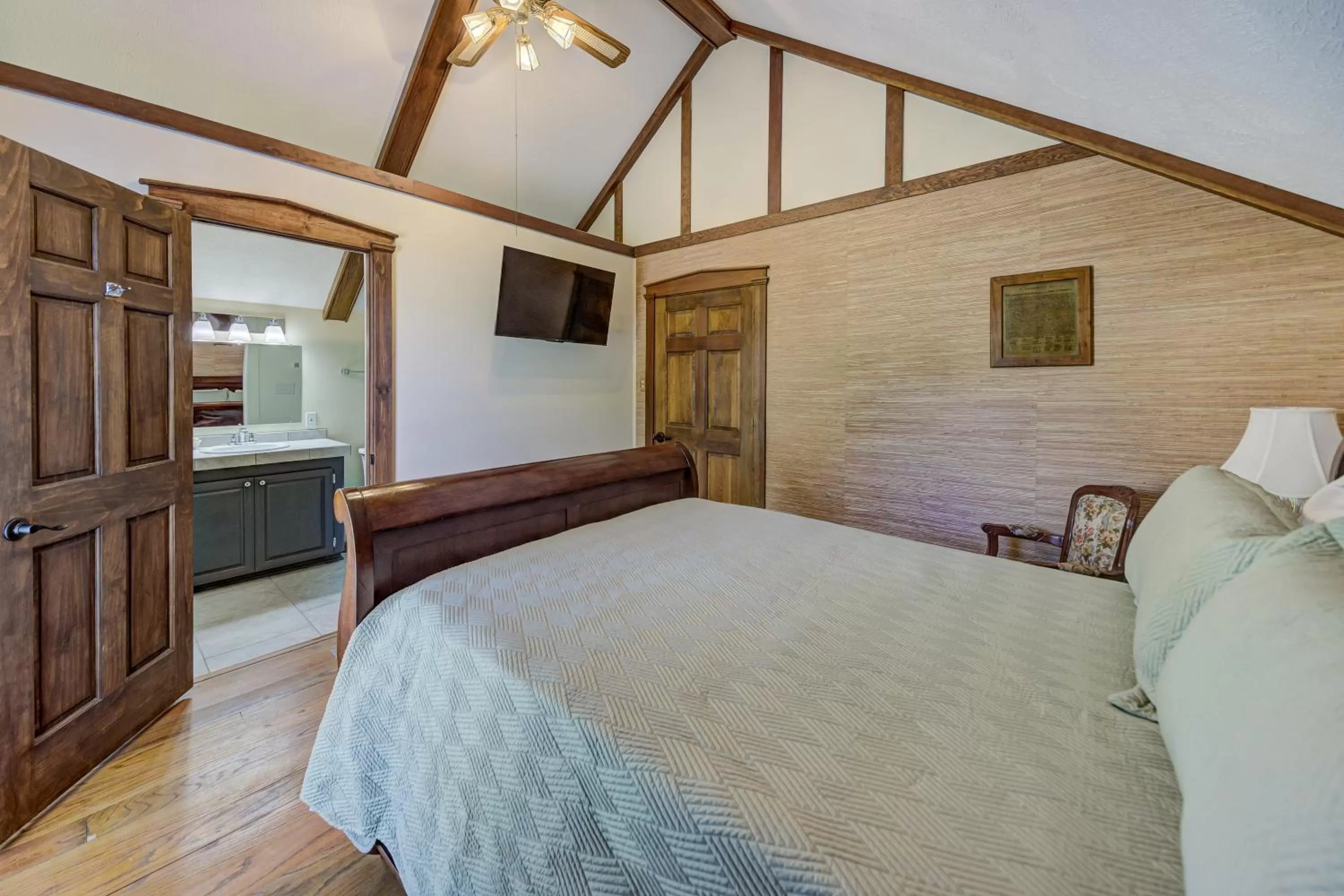 Photo of the whole room, Bed in Halpino