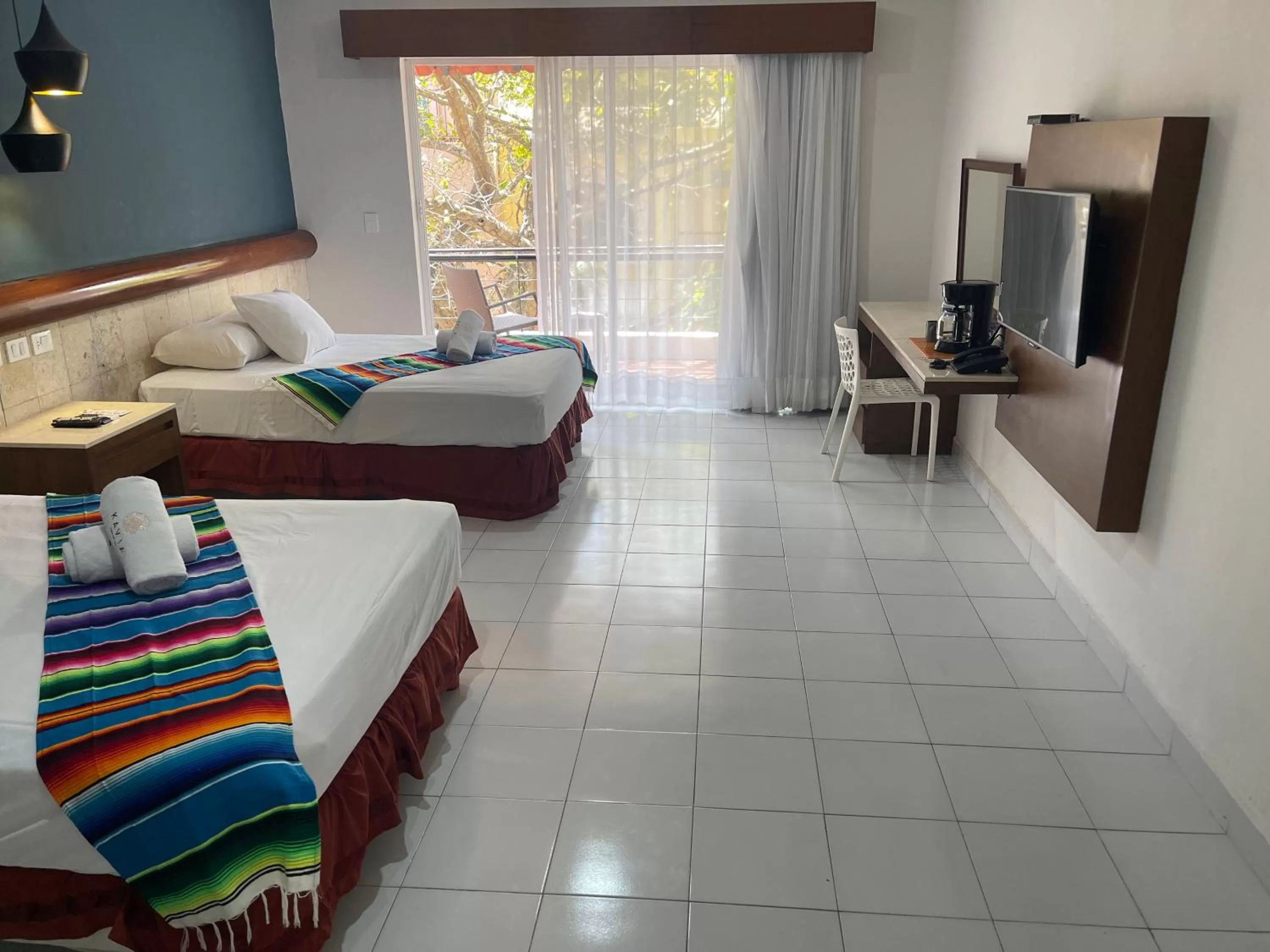 Balcony/Terrace, Bed in Hotel Mariachi by Kavia 5th Av