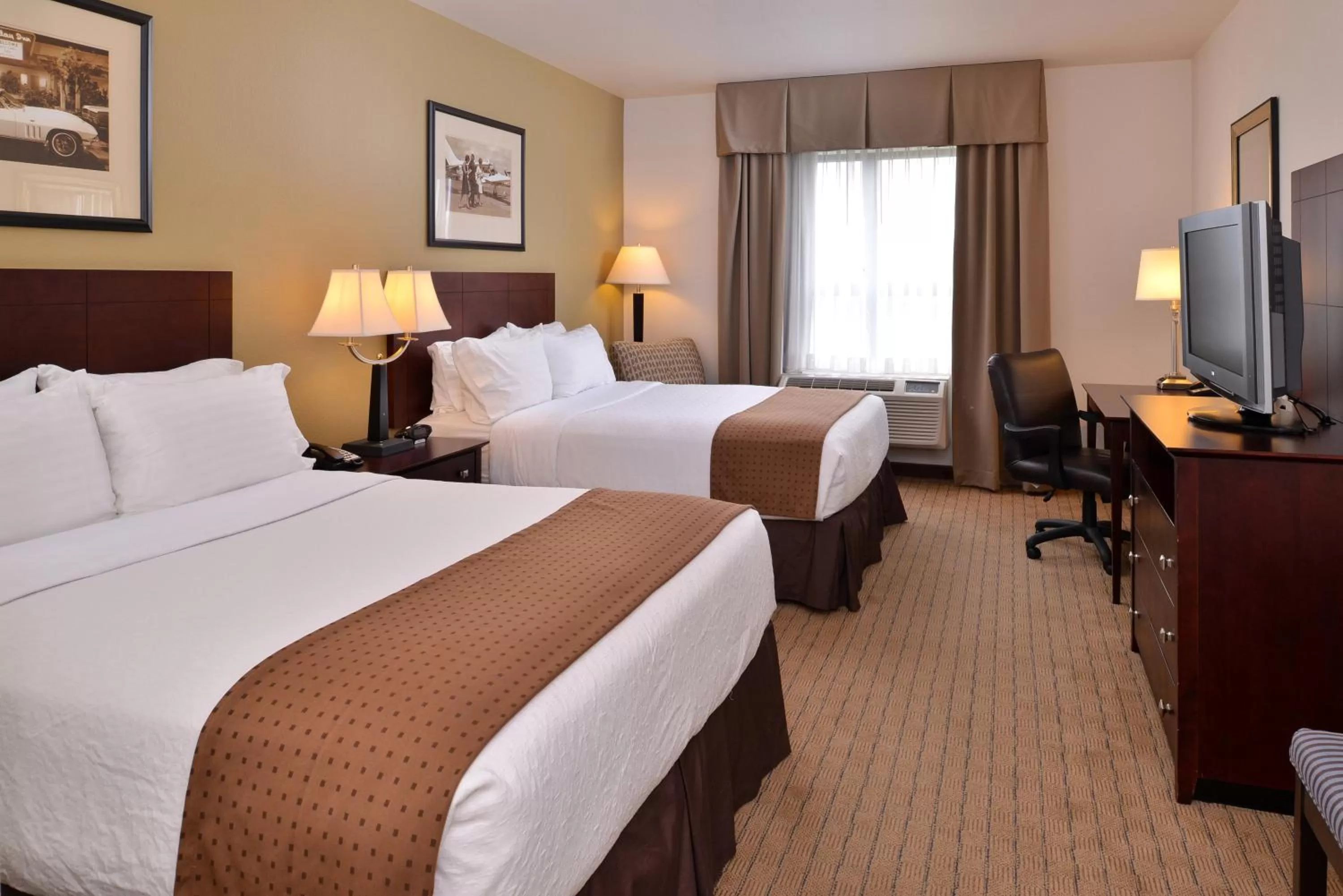 Photo of the whole room, Bed in Holiday Inn Madison at The American Center by IHG