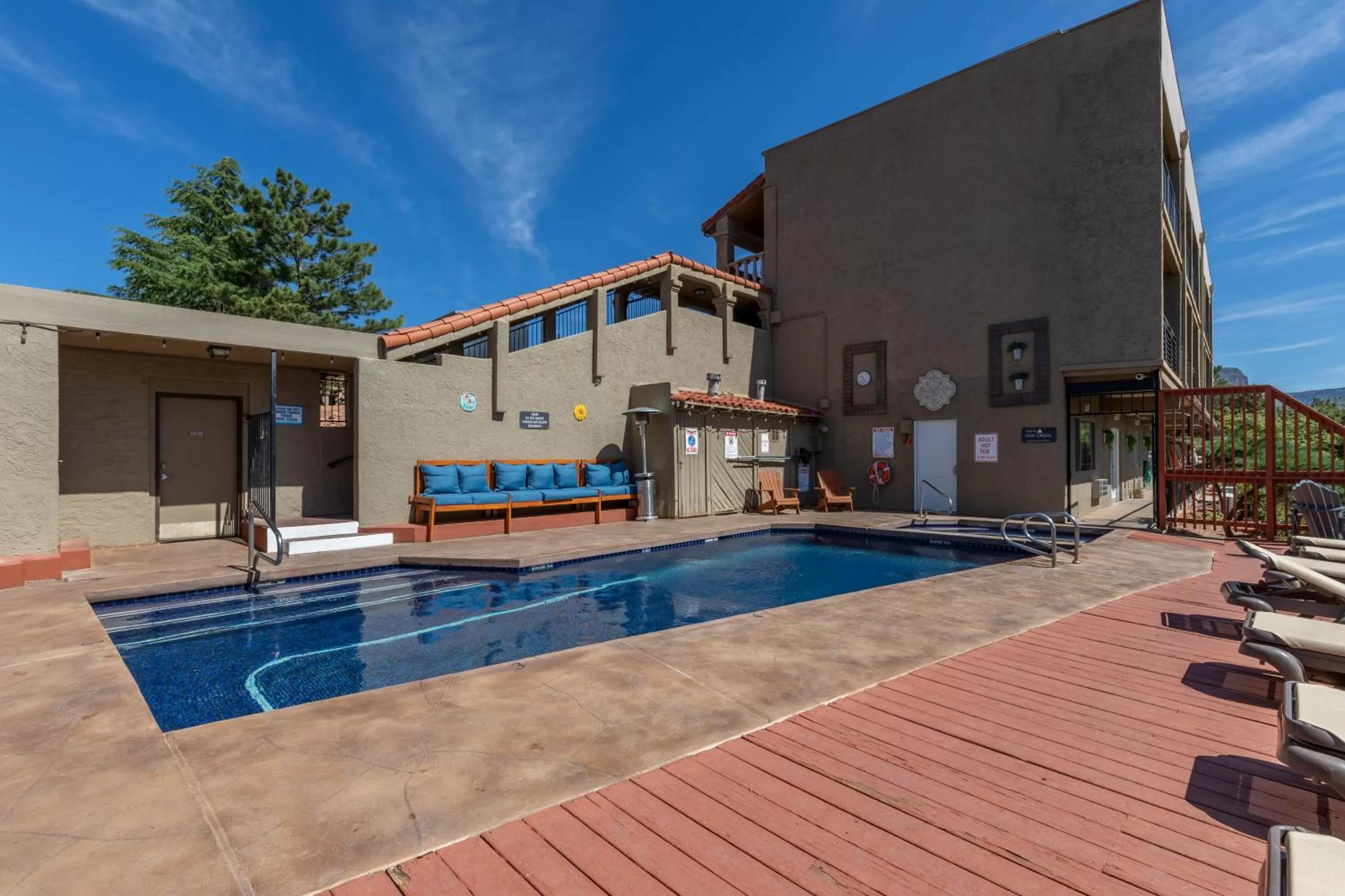 Swimming pool in Cedars Resort