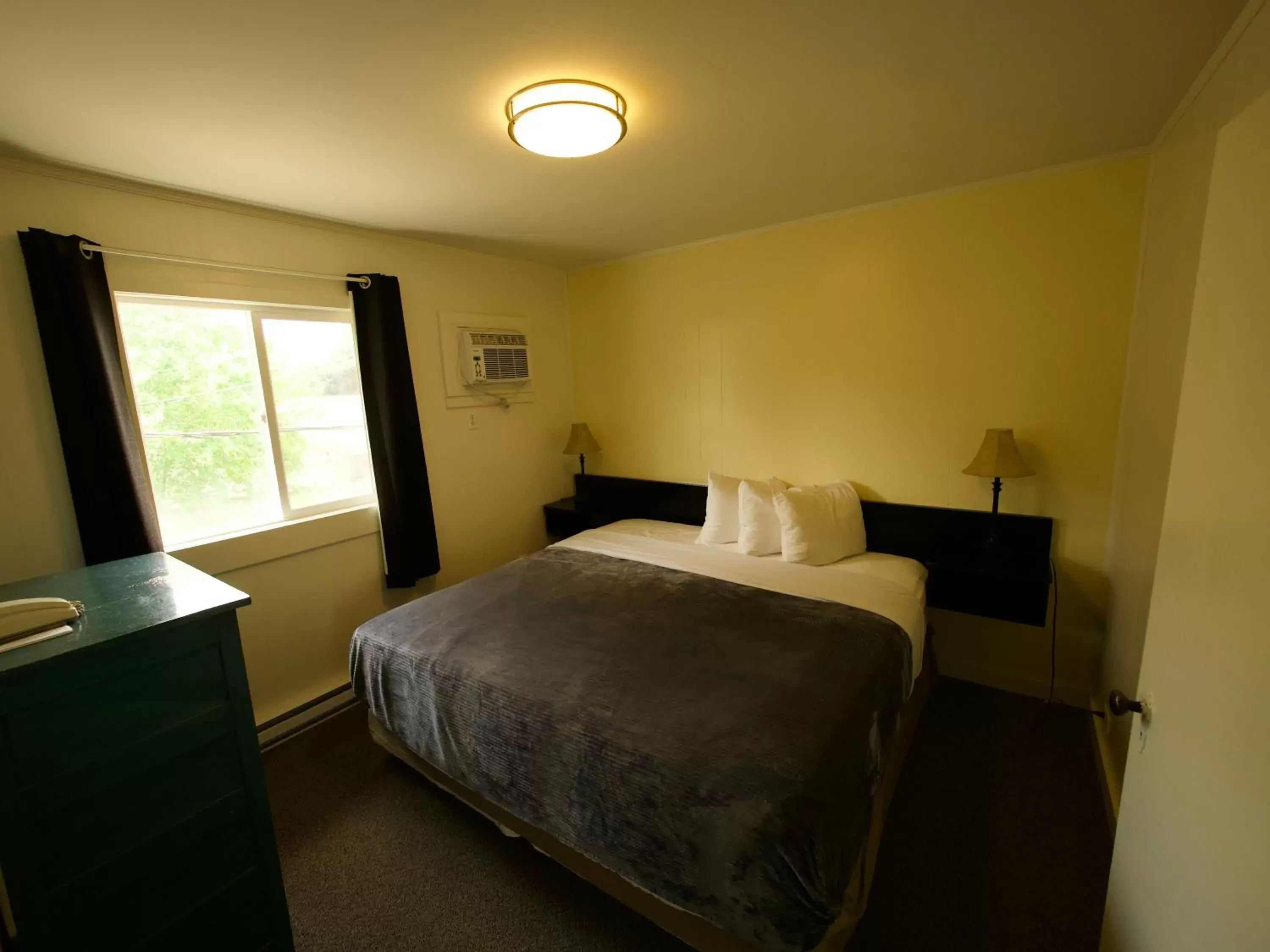 Deluxe King Suite in Creston Valley Motel Deluxe King Suite in Creston Valley Motel