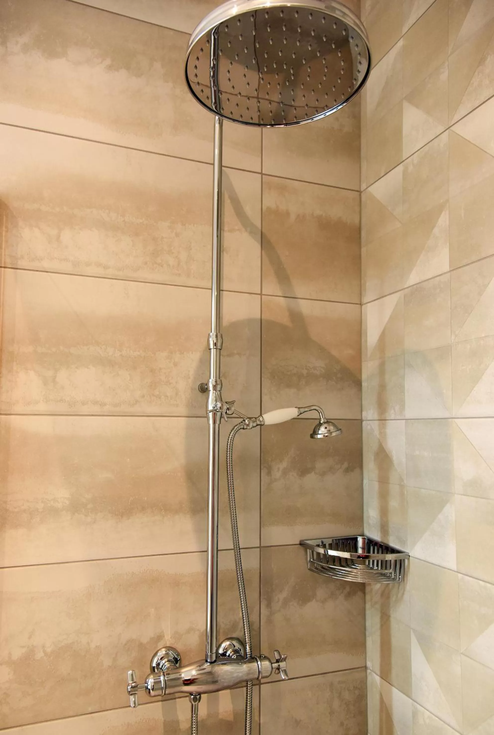 Shower in Le Charles V