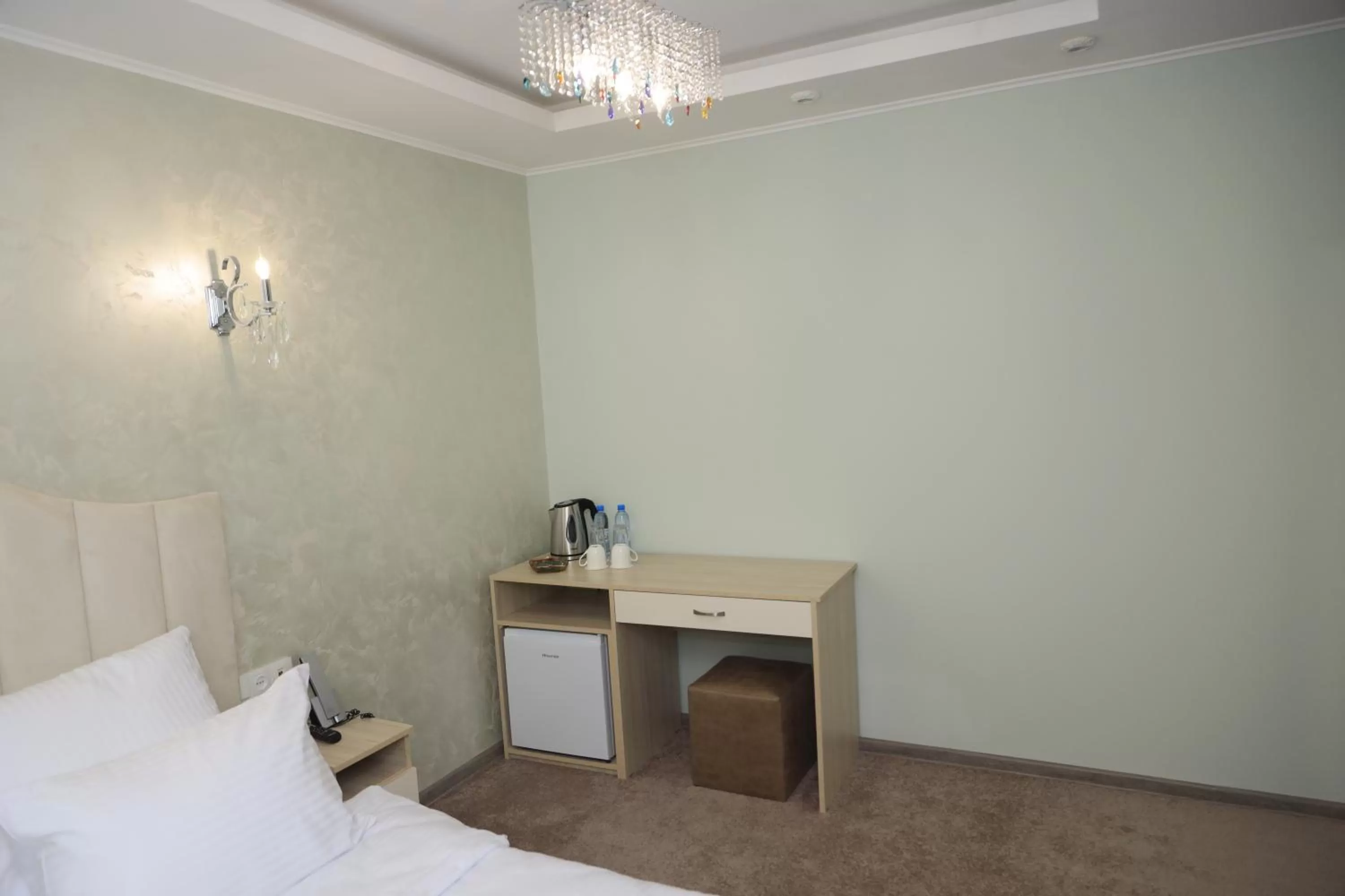 Bed, TV/Entertainment Center in DeLin Hotel And Tours