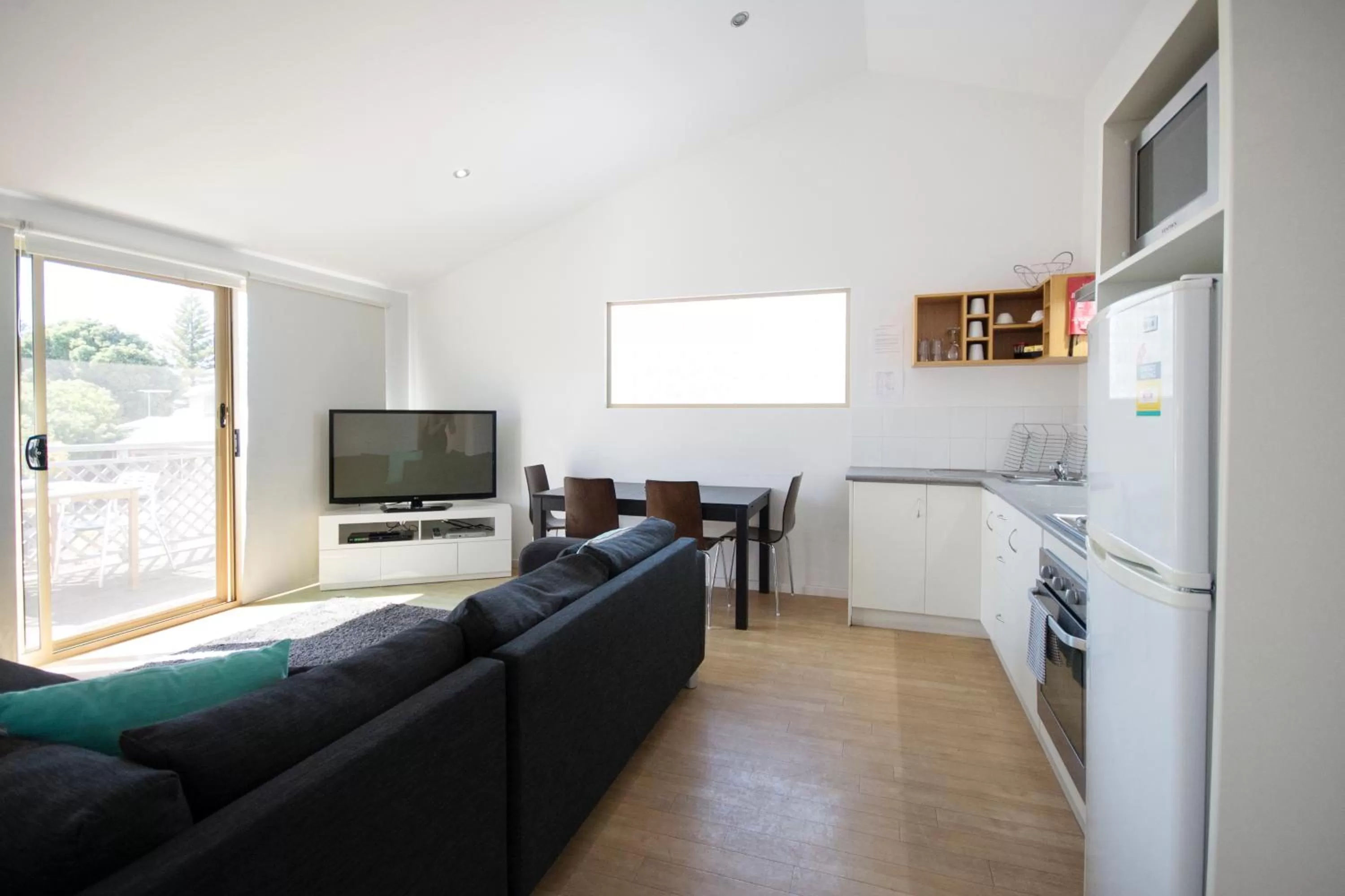 Kitchen or kitchenette, Seating Area in Archipelago Apartments Esperance