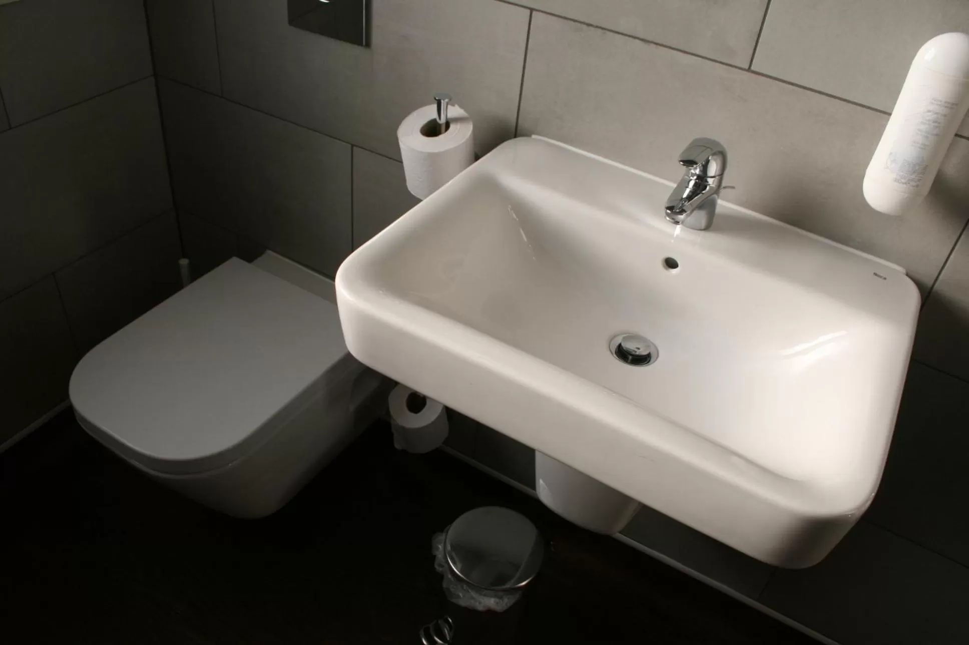 Bathroom in The Yarborough Hotel Wetherspoon