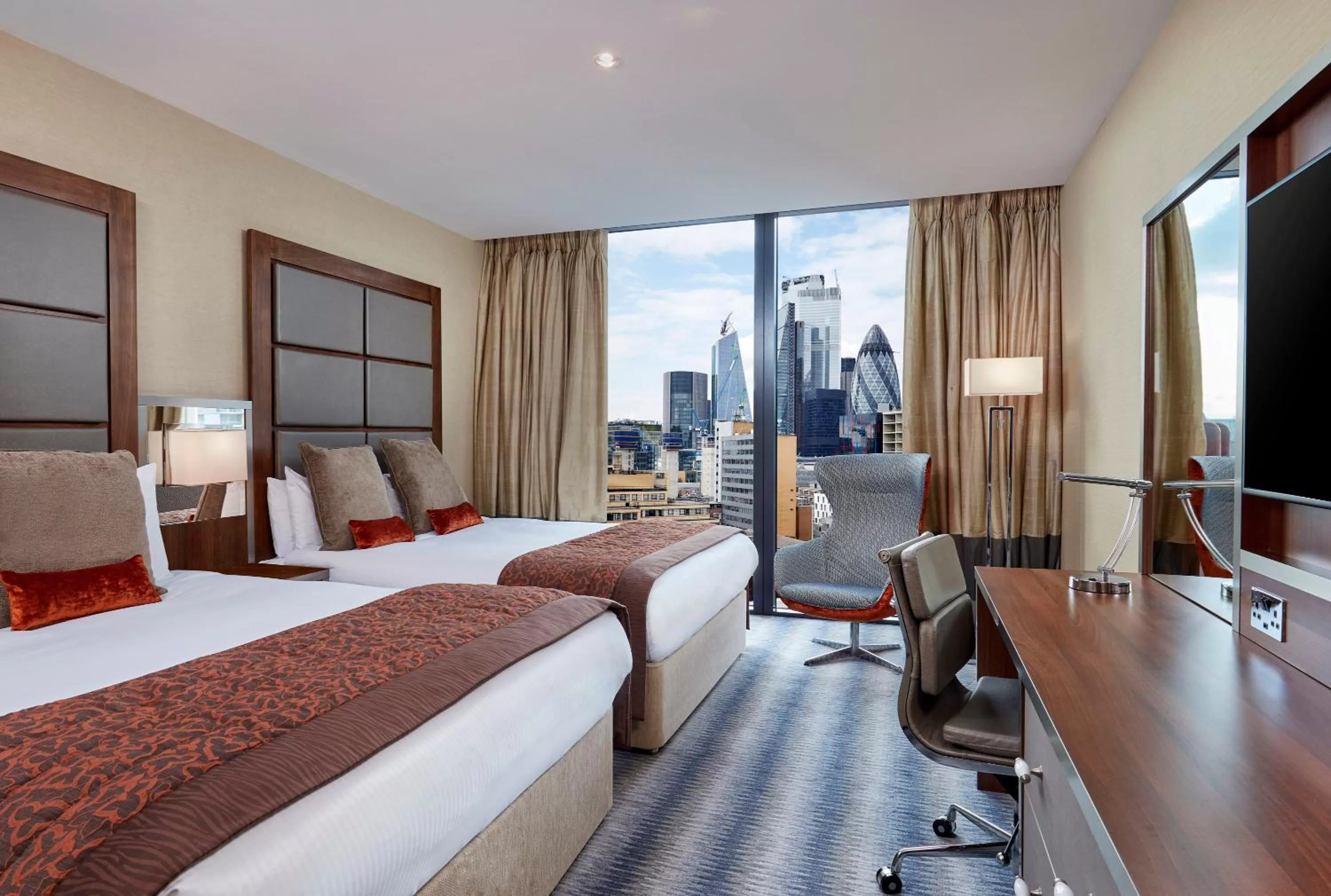 Photo of the whole room, Bed in Leonardo Royal London Tower Bridge