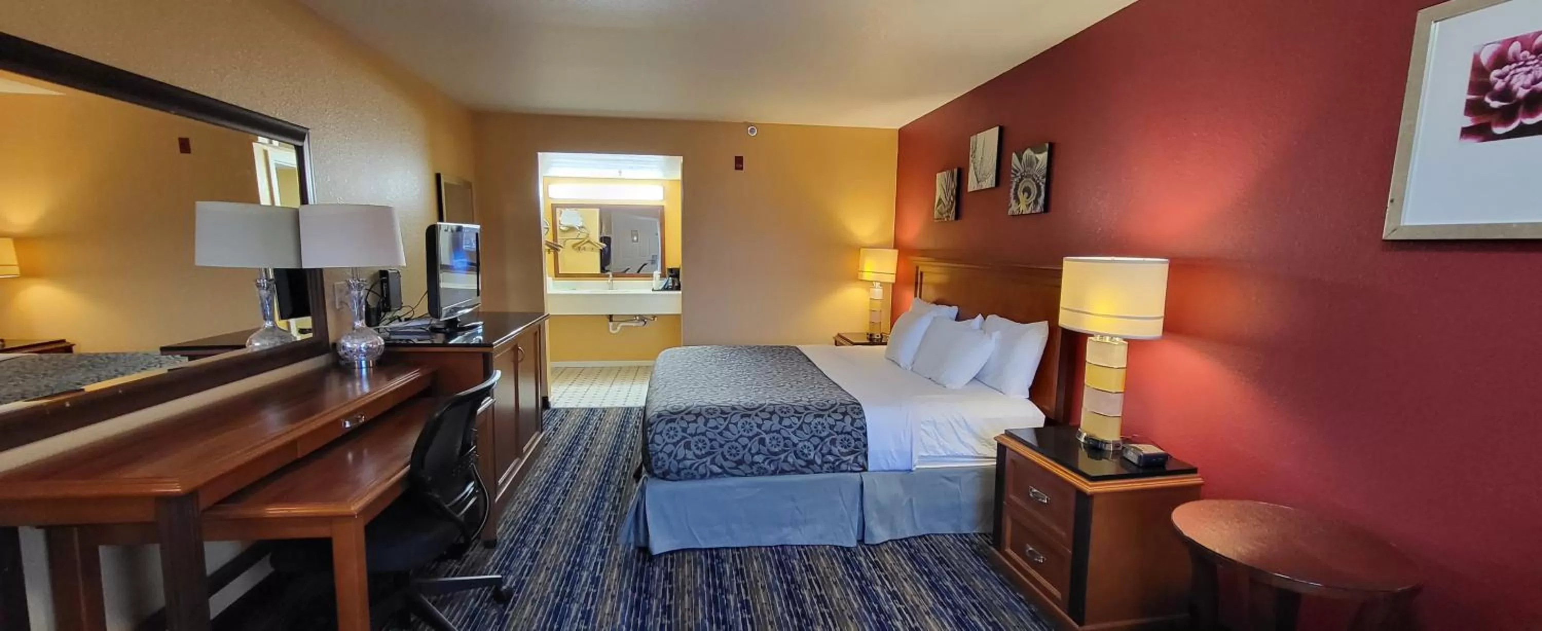 Photo of the whole room, Bed in Olympic Inn & Suites Port Angeles