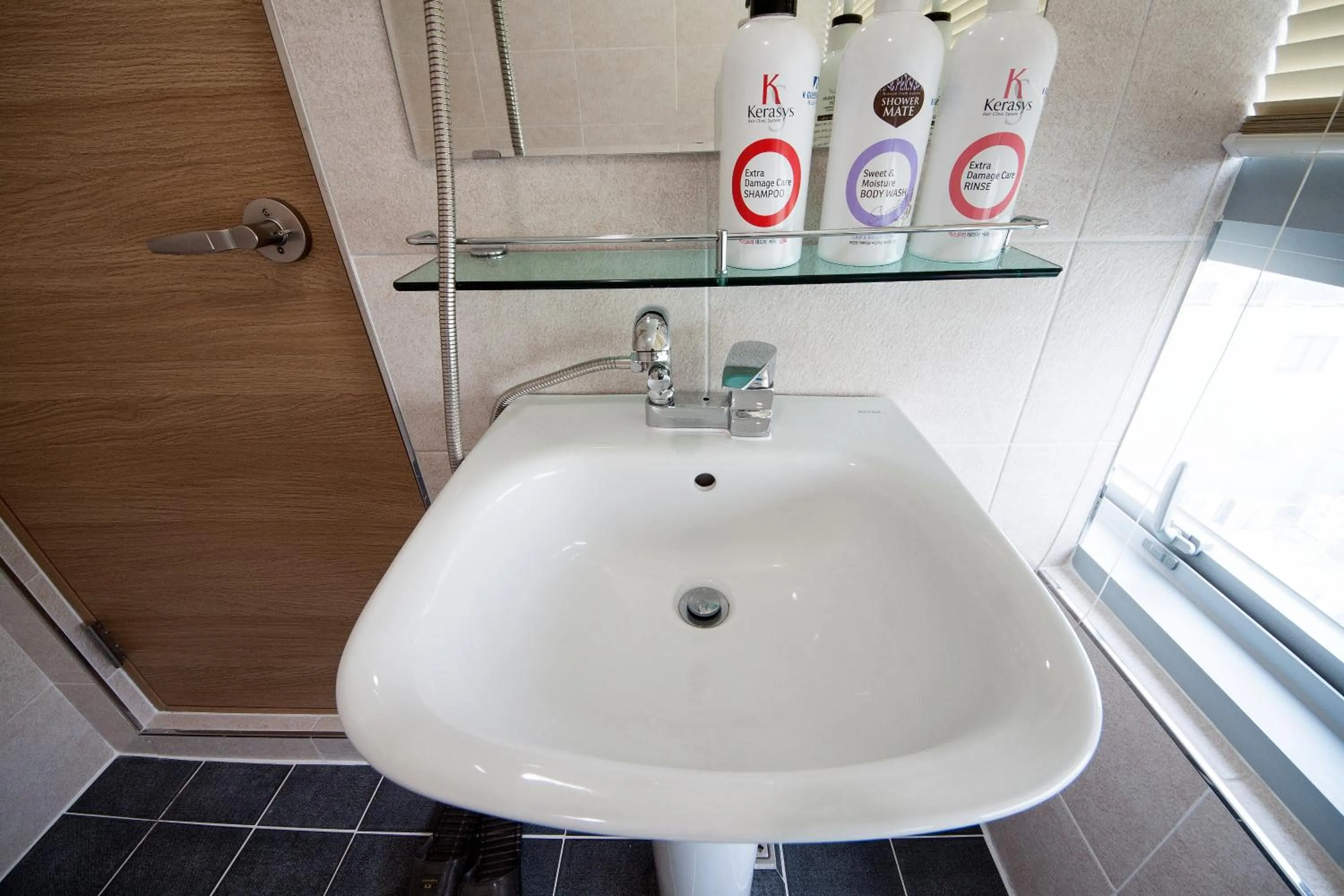 Toilet in K-Guesthouse Premium Nampo 1