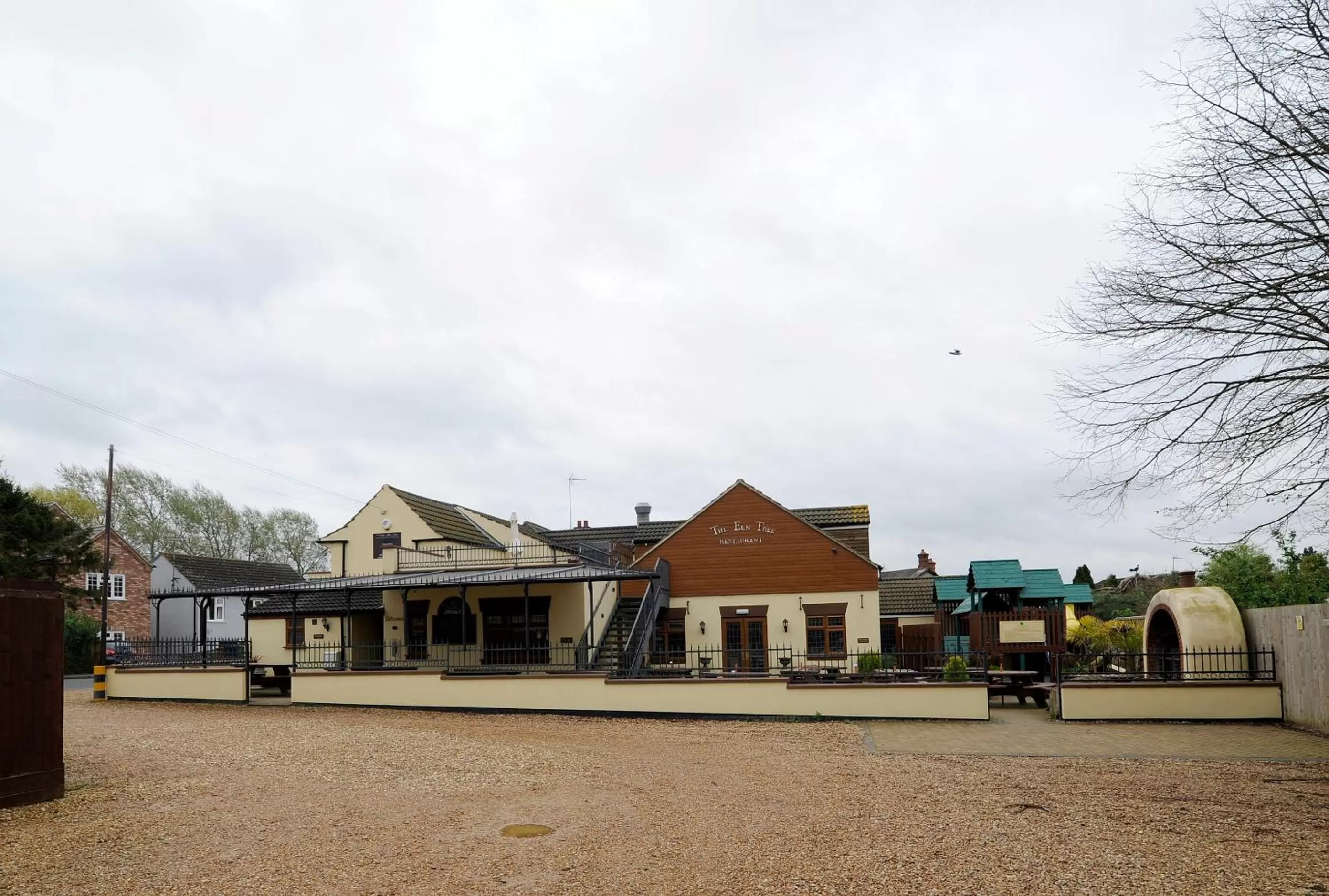 Facade/entrance in The Elm Tree Inn