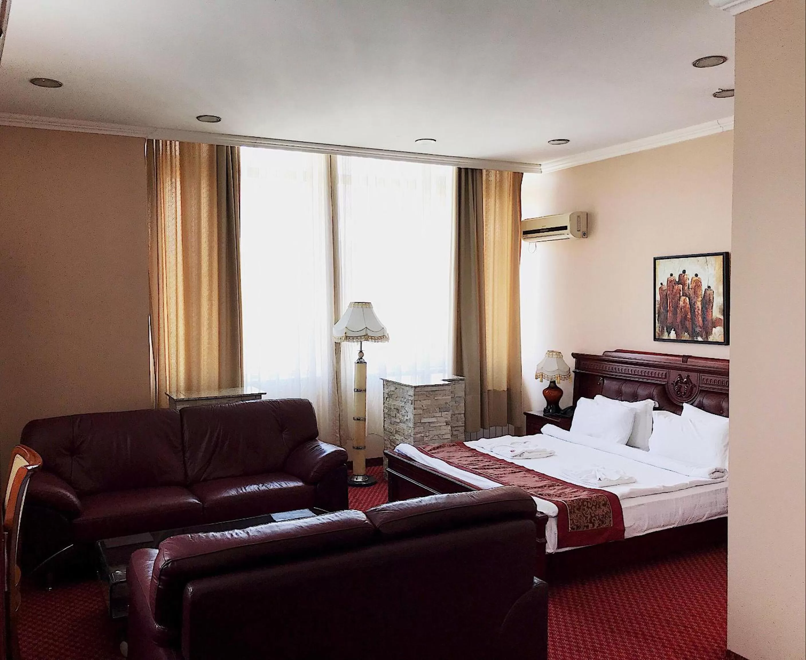 Shower, Bed in Hotel Royal