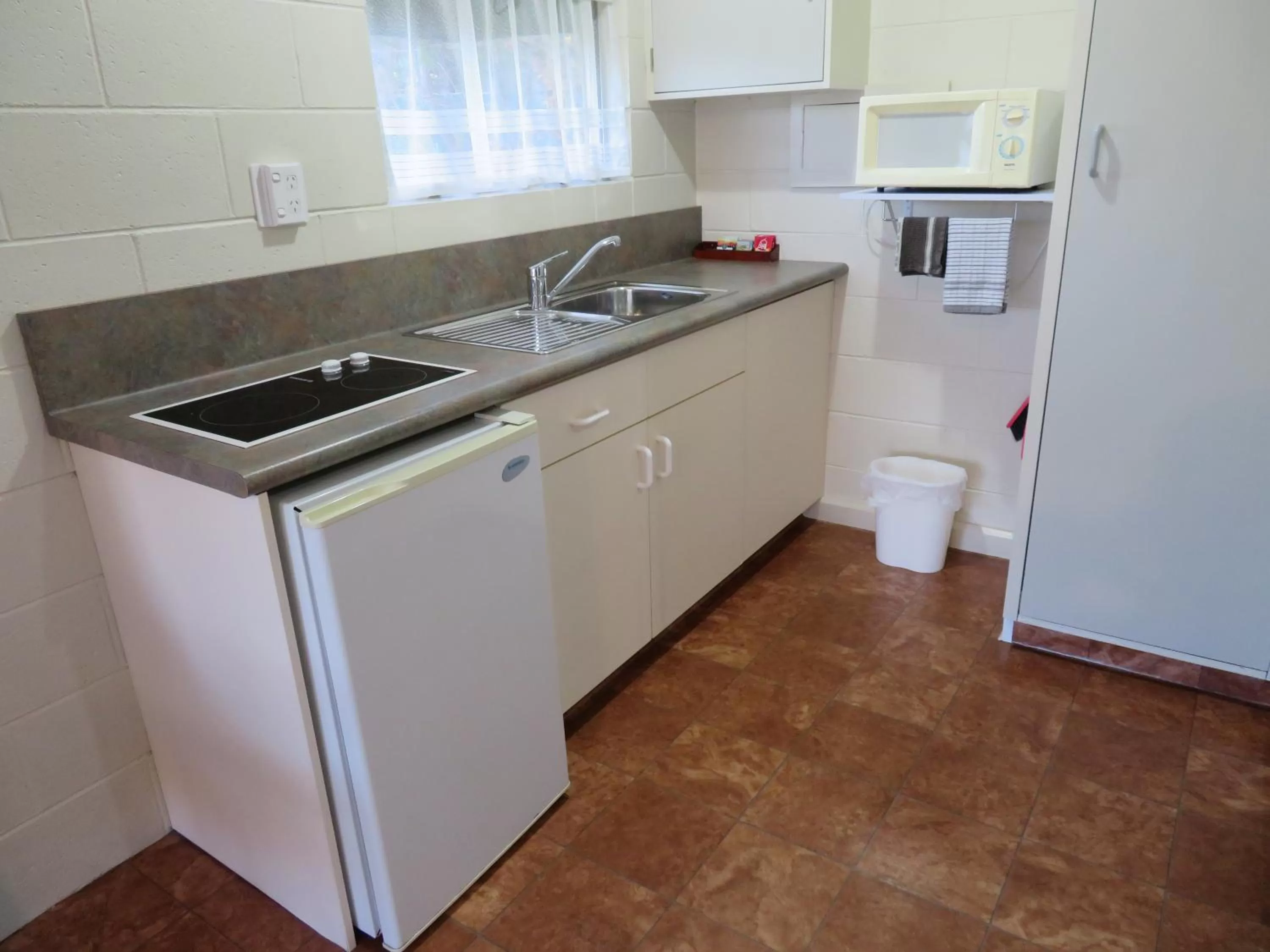 Kitchen or kitchenette in Commodore Court Motel
