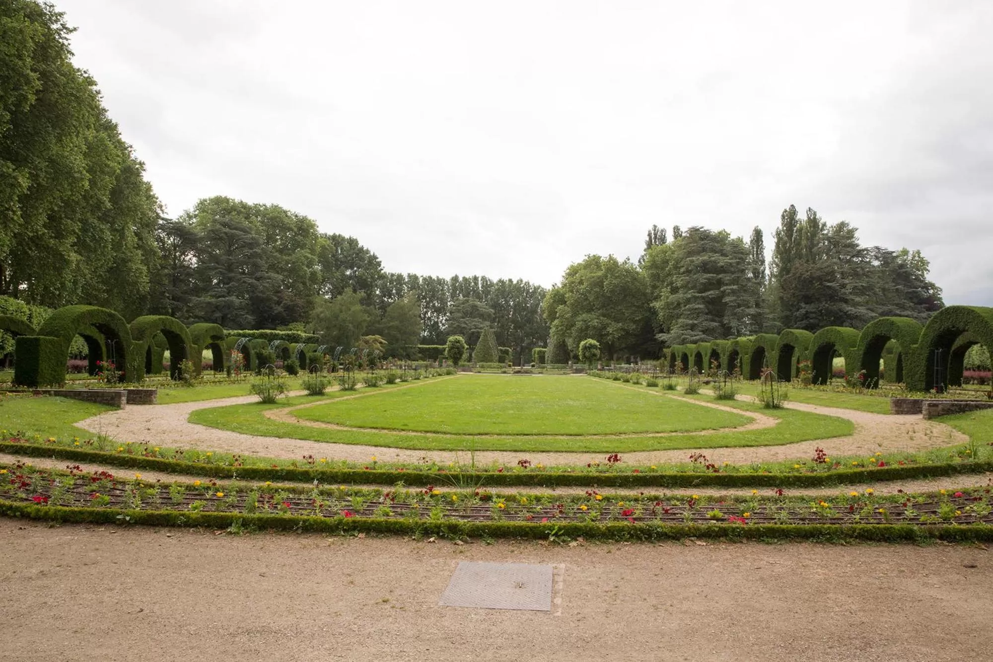 Children play ground in Hôtel The Originals City Le Berry - proche centre-ville - Gare - parking - recharge véhicule