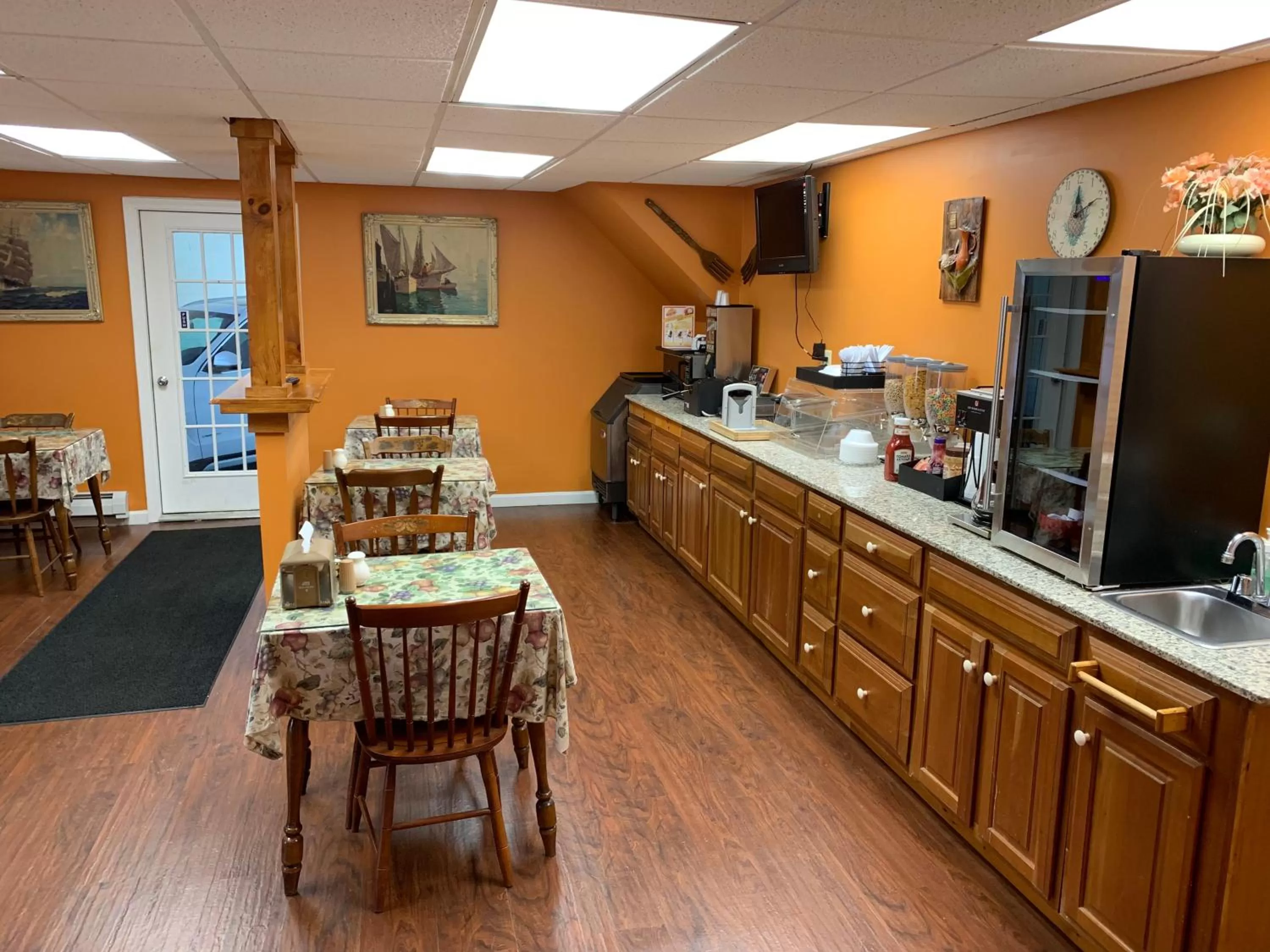 Continental breakfast in Four Winds Country Motel