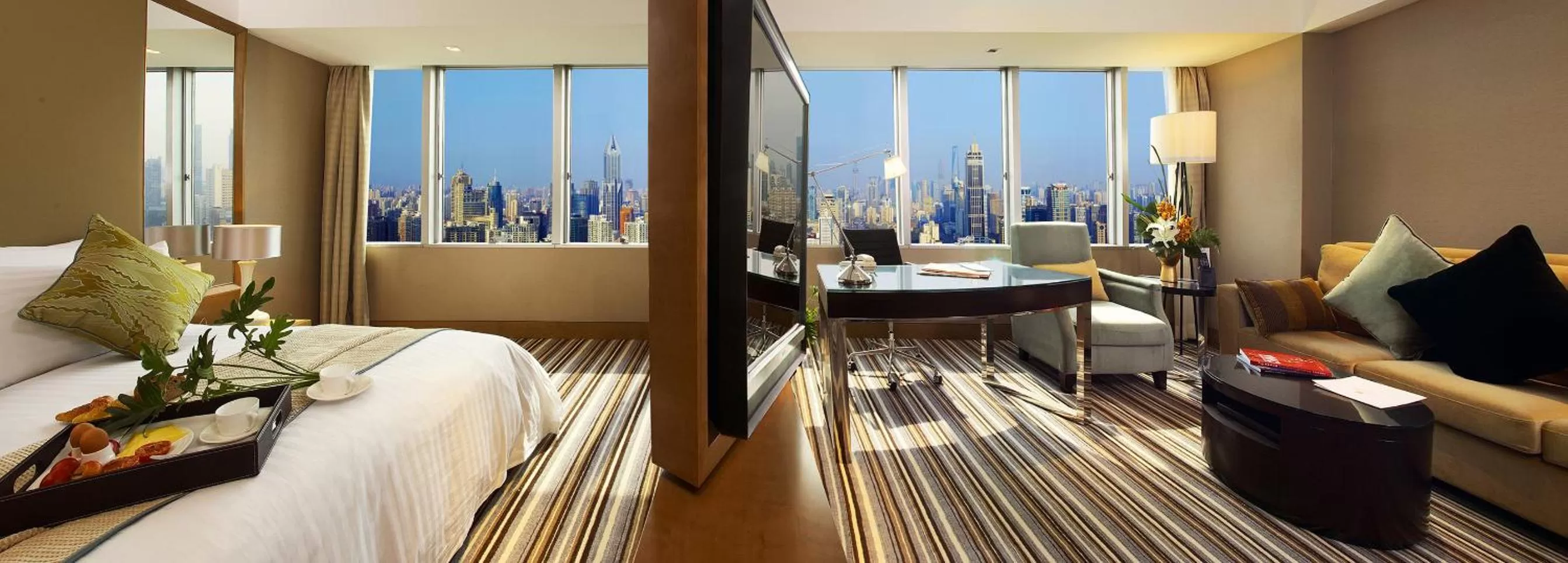 Photo of the whole room, Bed in Jin Jiang Tower