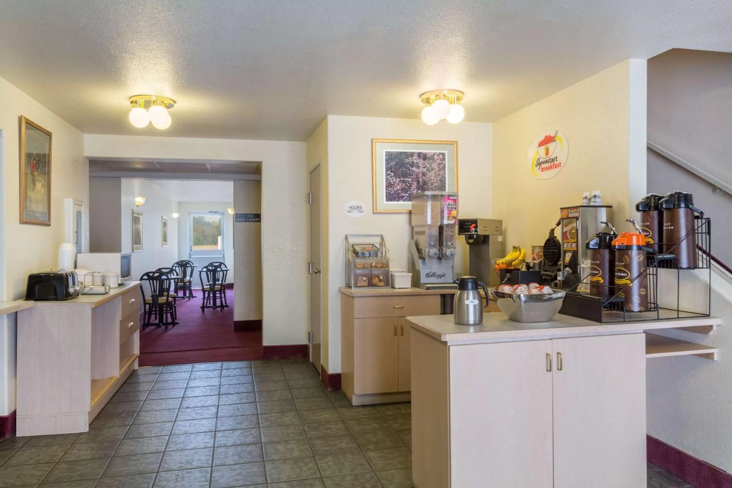 Restaurant/places to eat in Super 8 by Wyndham Hamilton