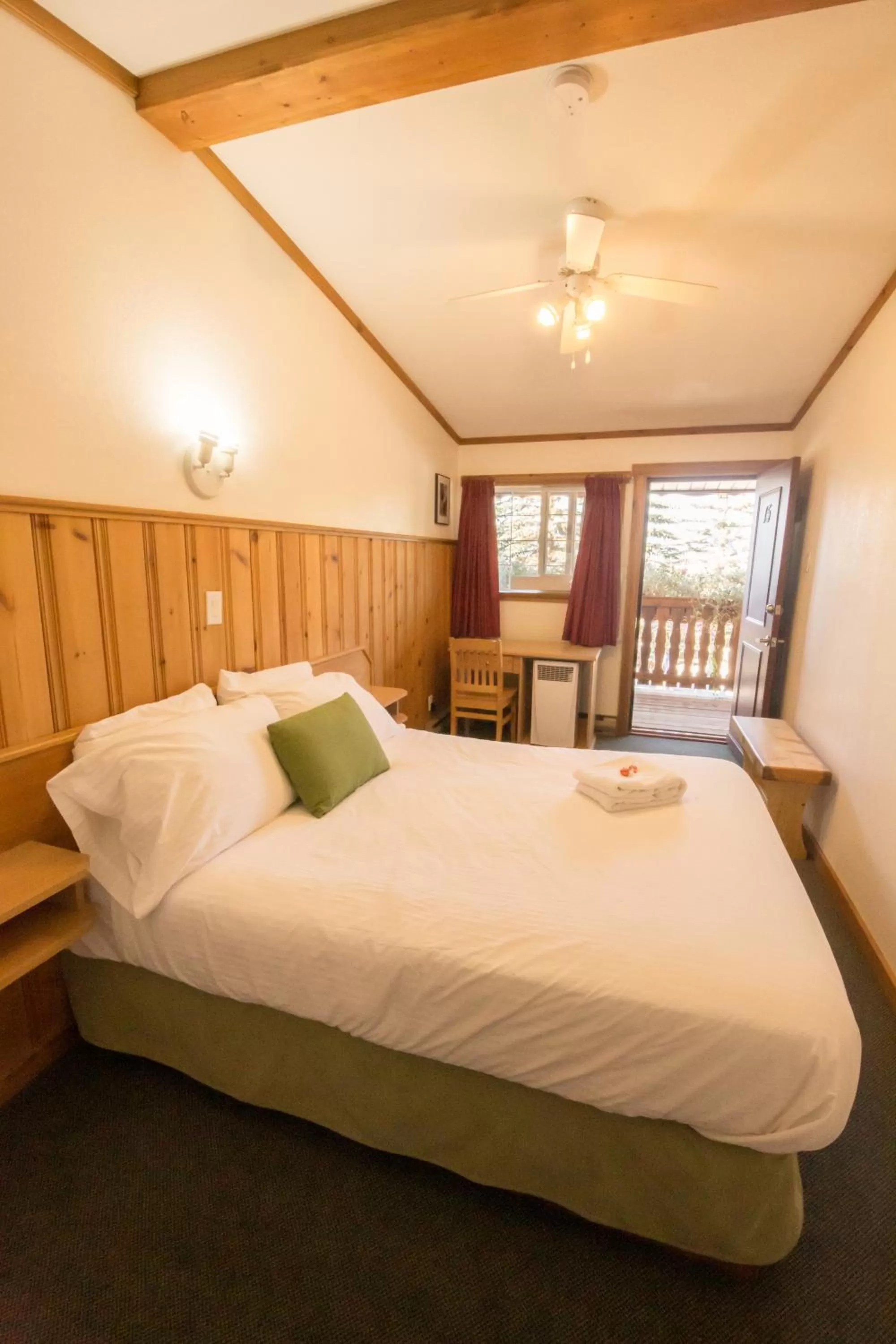 Bedroom, Bed in Gateway Motel