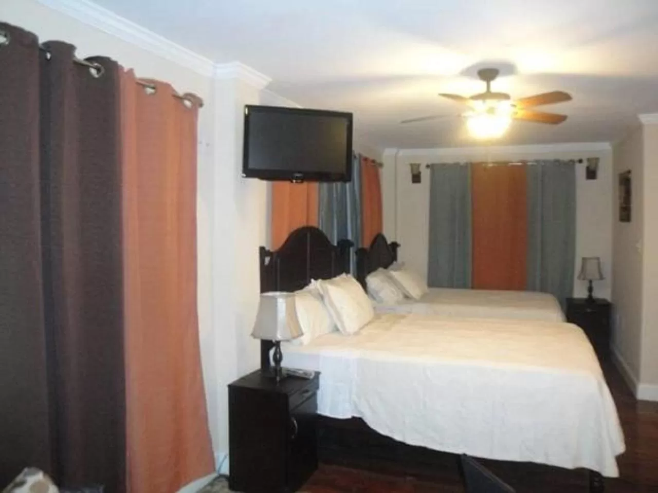 Bed in El Dorado Inn