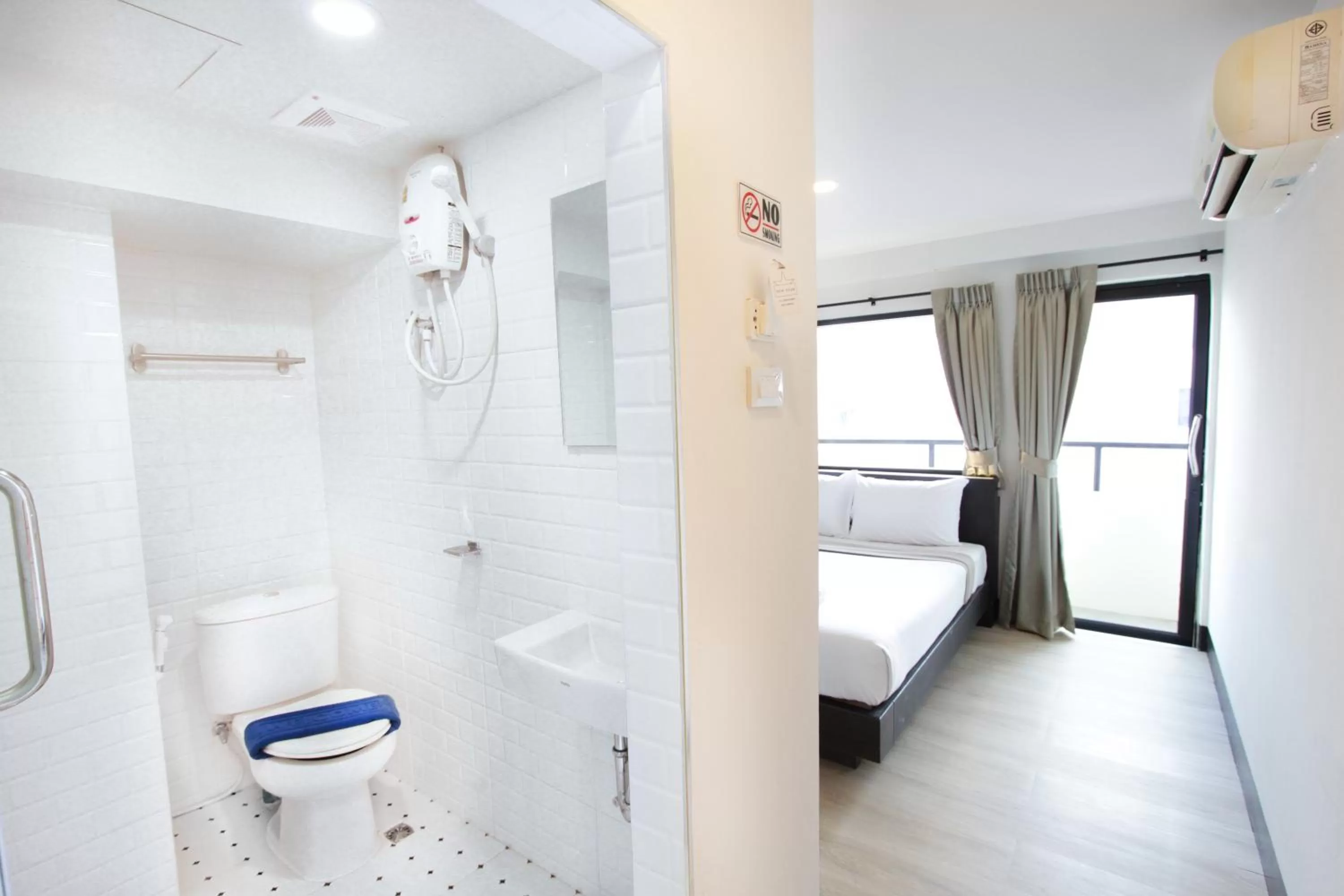 Bathroom, Bed in New Star